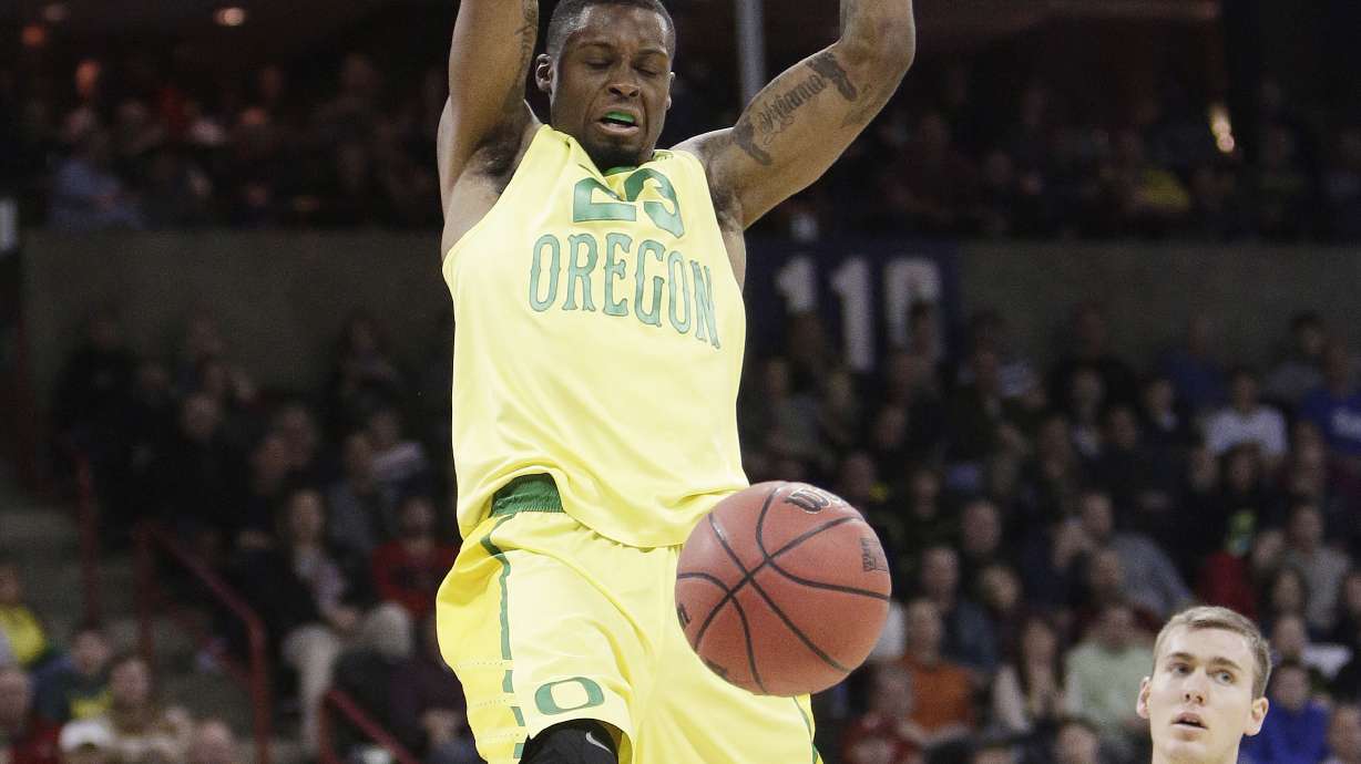 No. 1 seed Oregon romps past Holy Cross 91-52