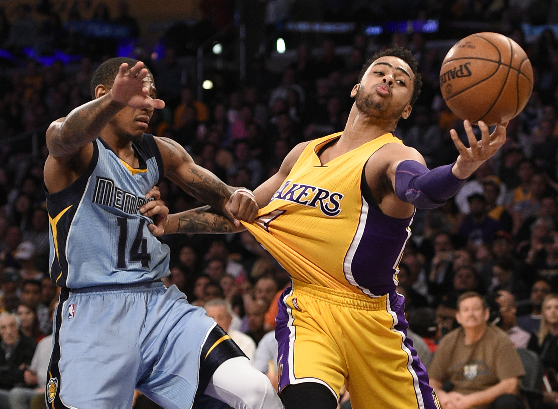 Lakers hold off Grizzlies 107-100, snap 4-game skid
