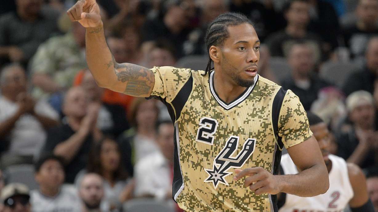Spurs' Leonard leaves game with bruised right quadriceps