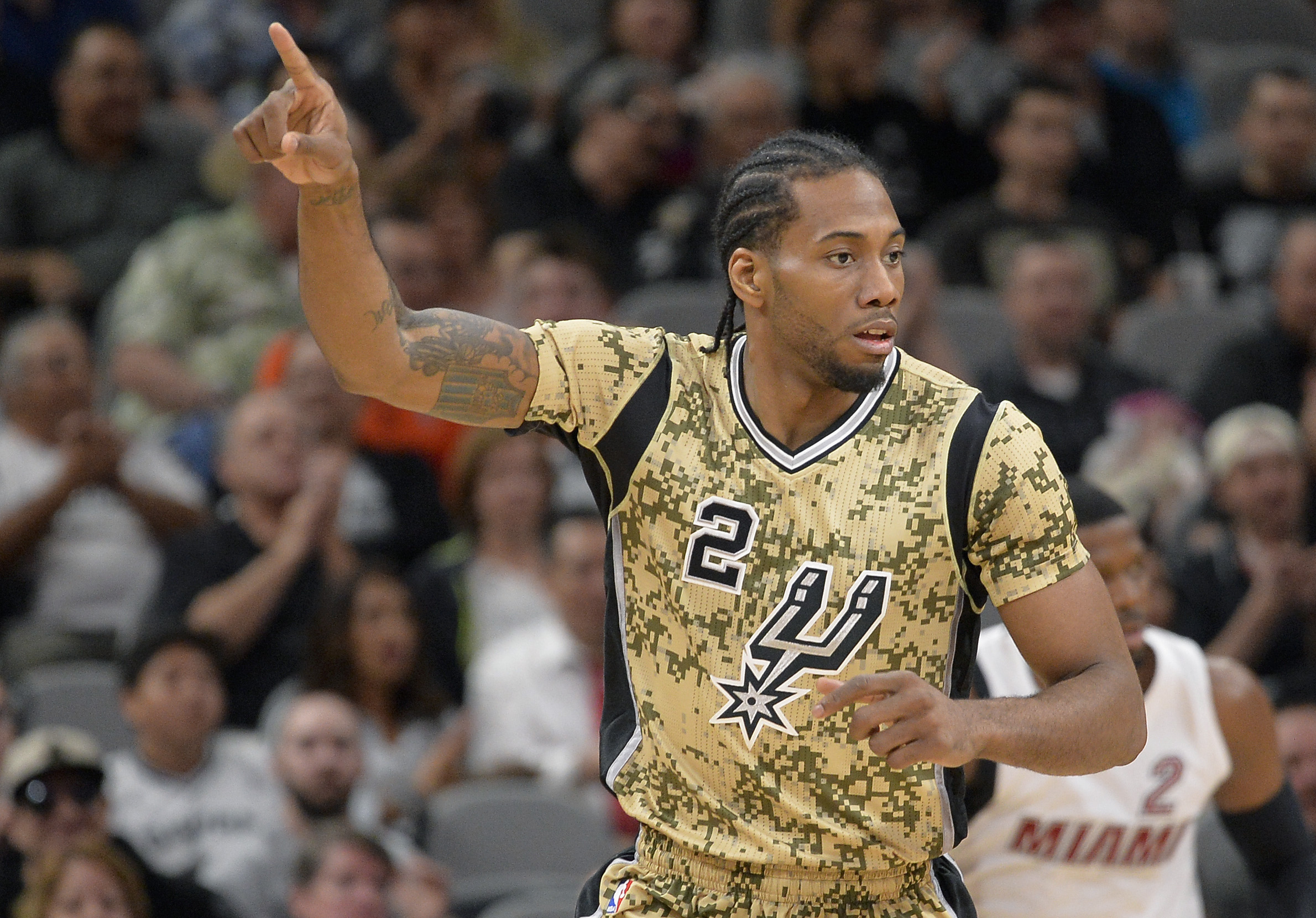 Leonard matches career high with 32, Spurs beat Heat 112-88