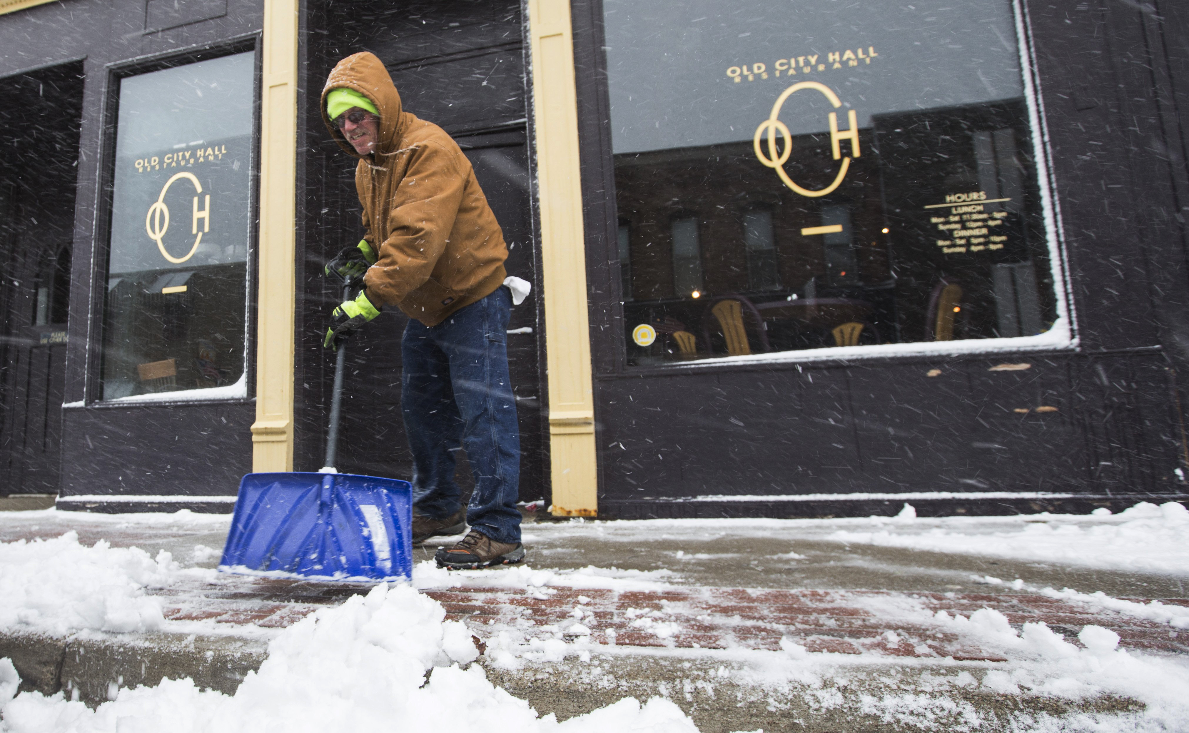 The Latest: Heavy snowfall from storm hits northern Michigan