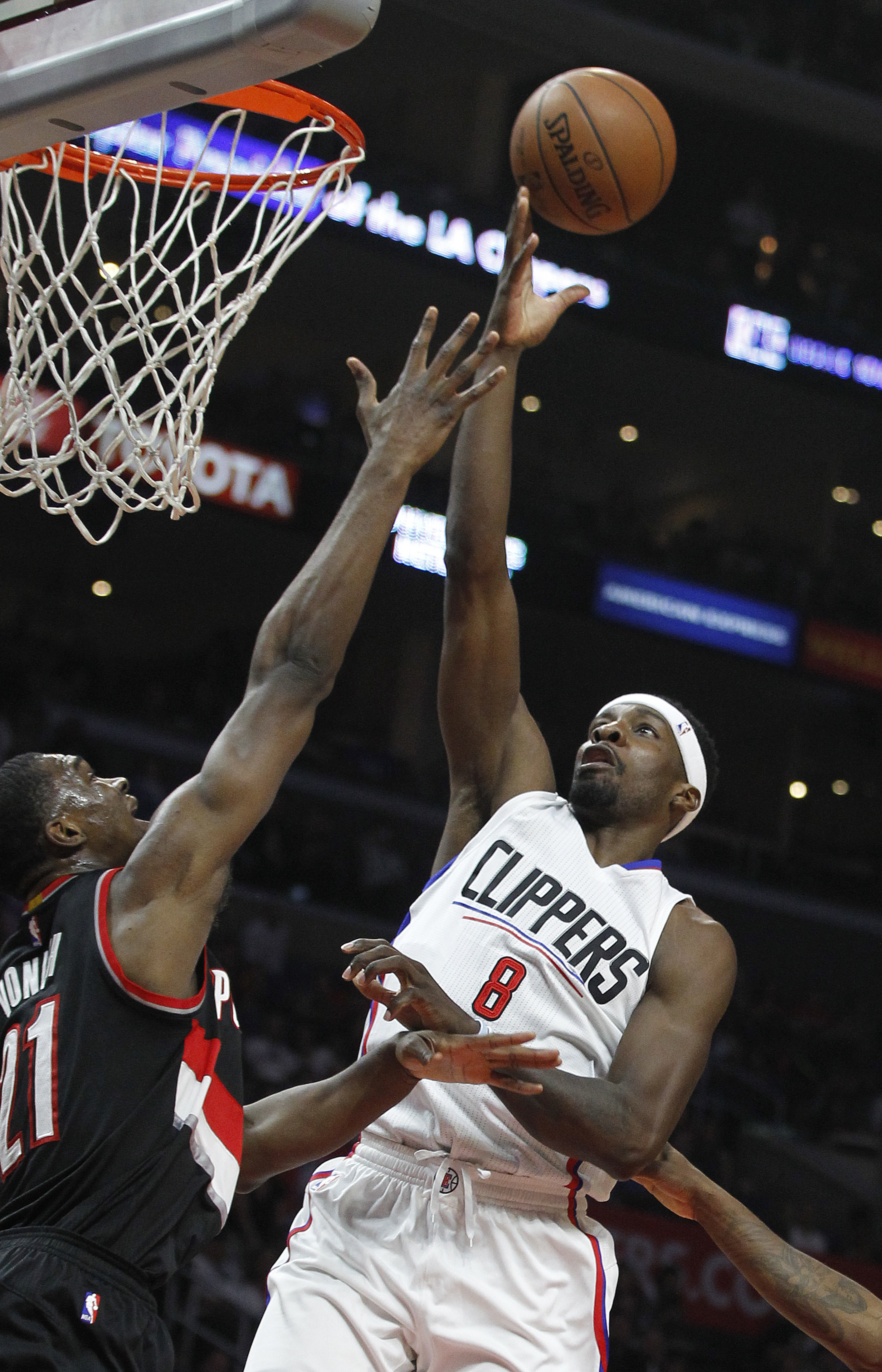 Redick's buzzer-beater lifts Clippers past Blazers