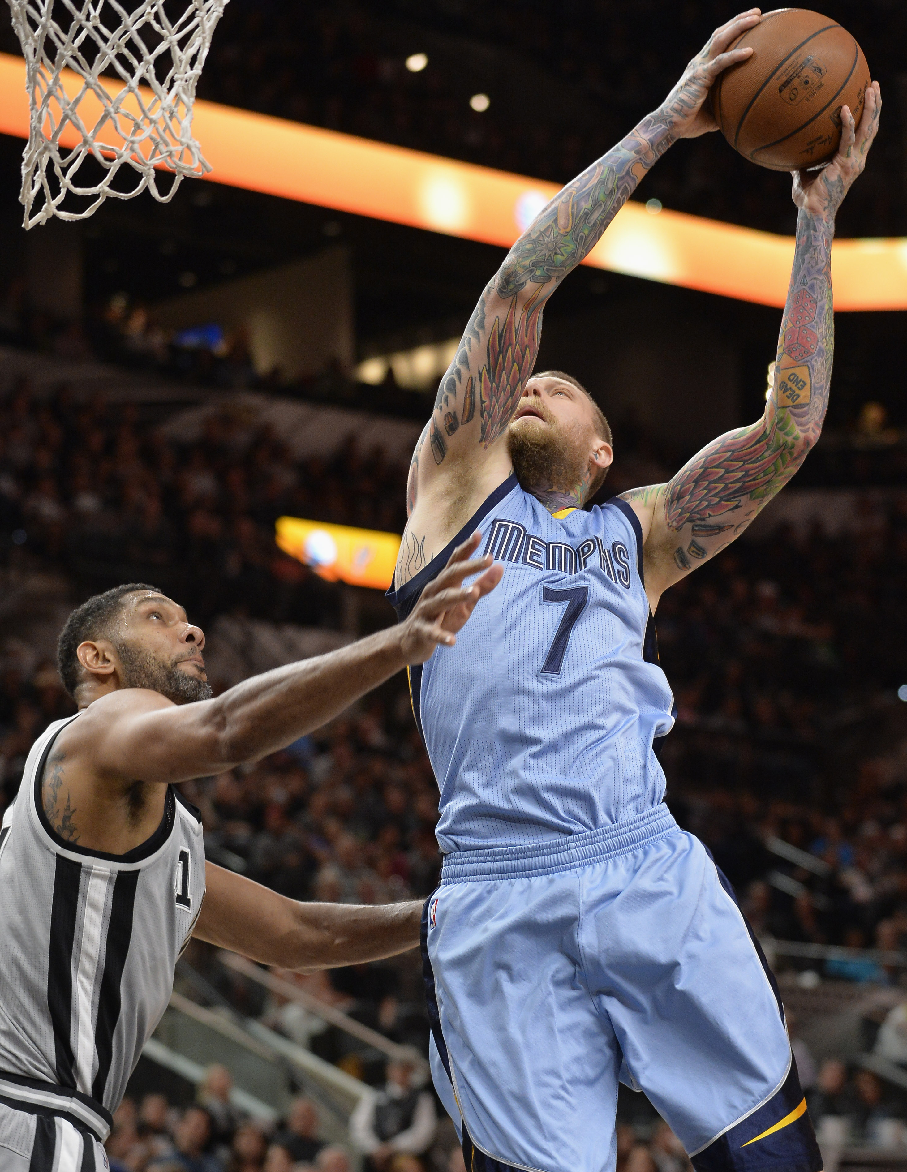 Spurs win 37th straight at home, tie Bulls' NBA record