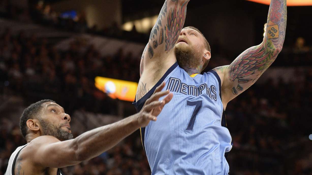 Spurs win 37th straight at home, tie Bulls' NBA record