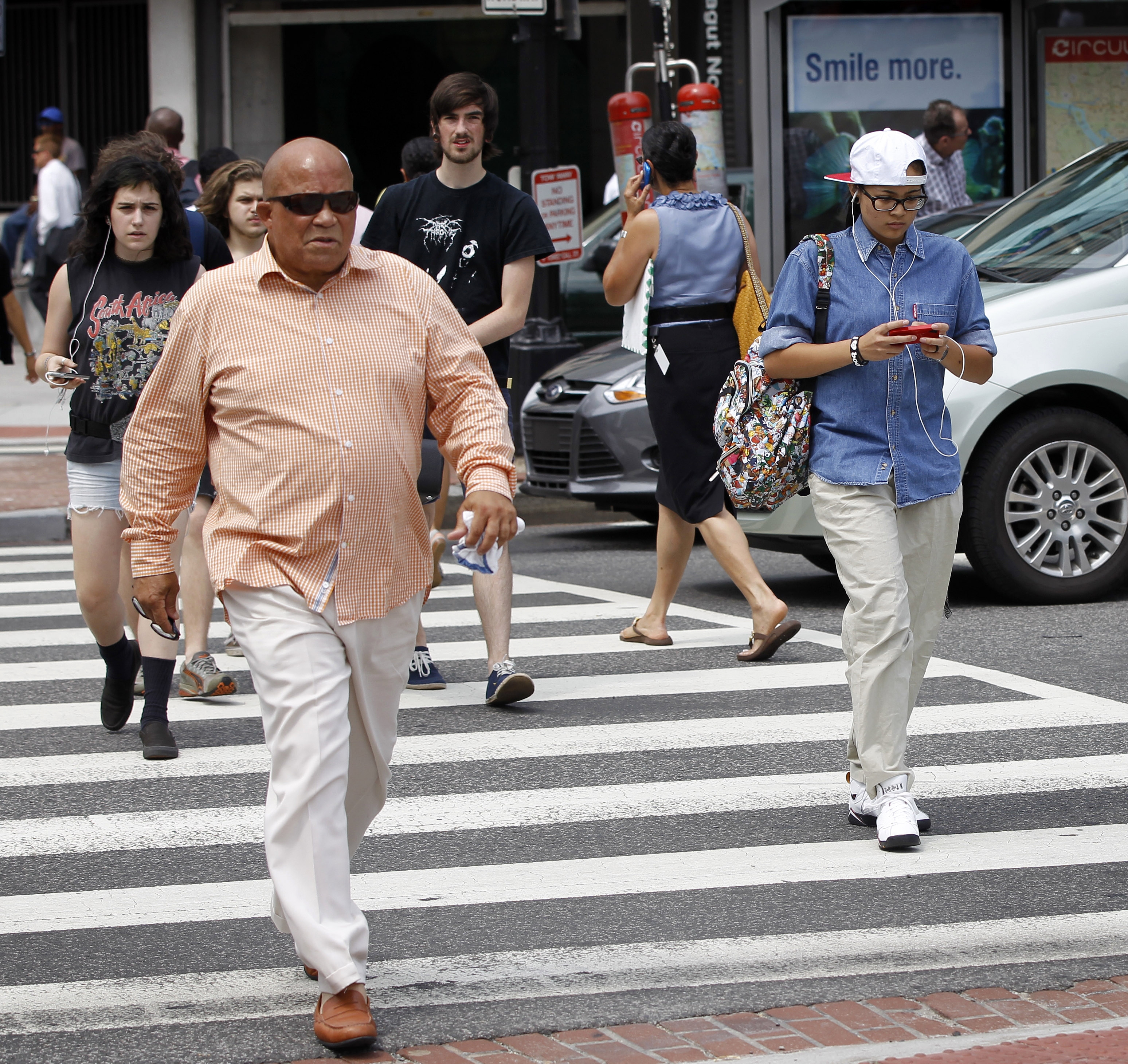 New Jersey lawmaker: Punish people for texting while walking