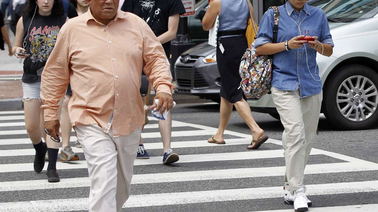 New Jersey lawmaker: Punish people for texting while walking