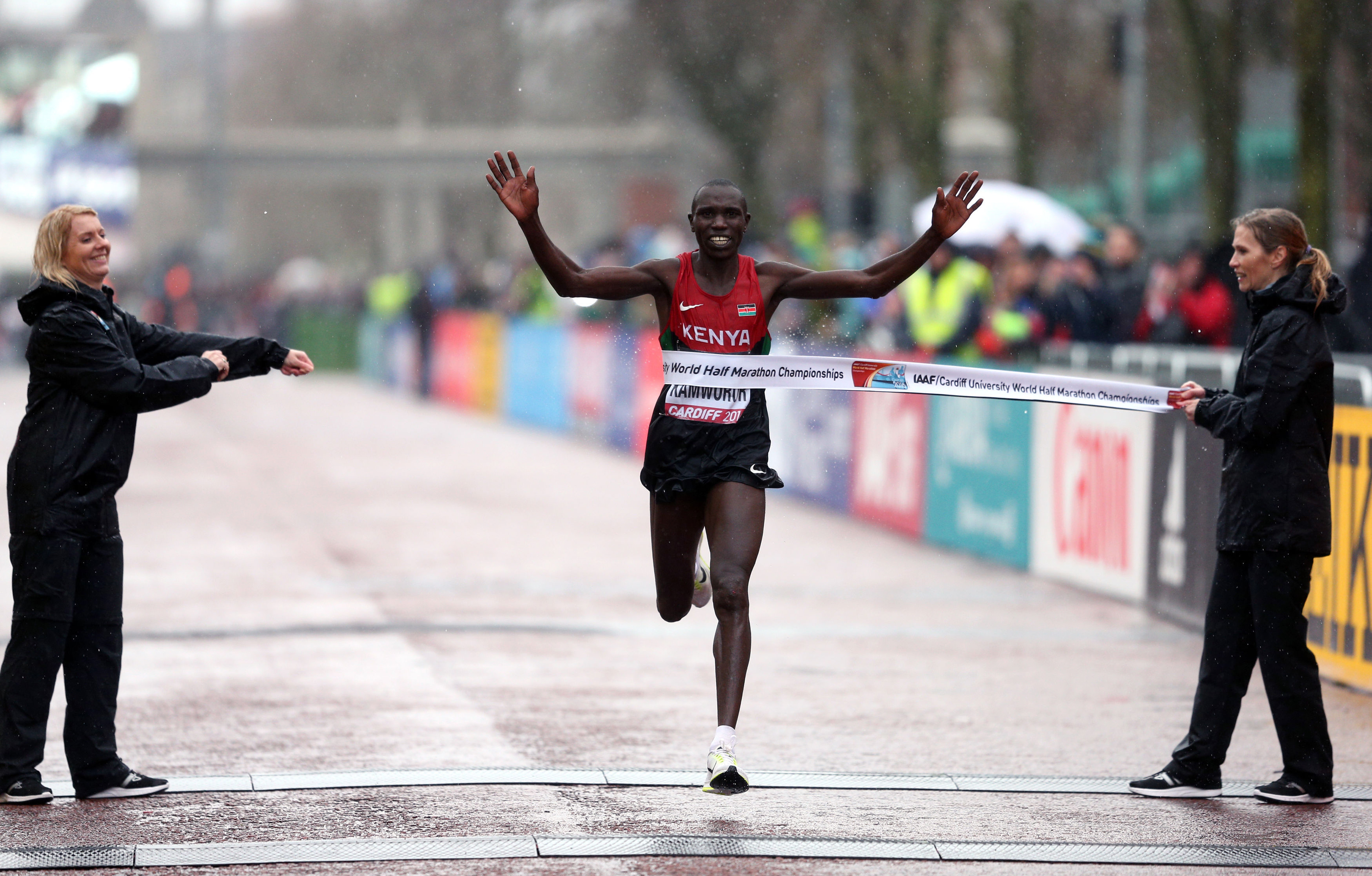 Kamworor wins world half marathon despite fall, Farah 3rd