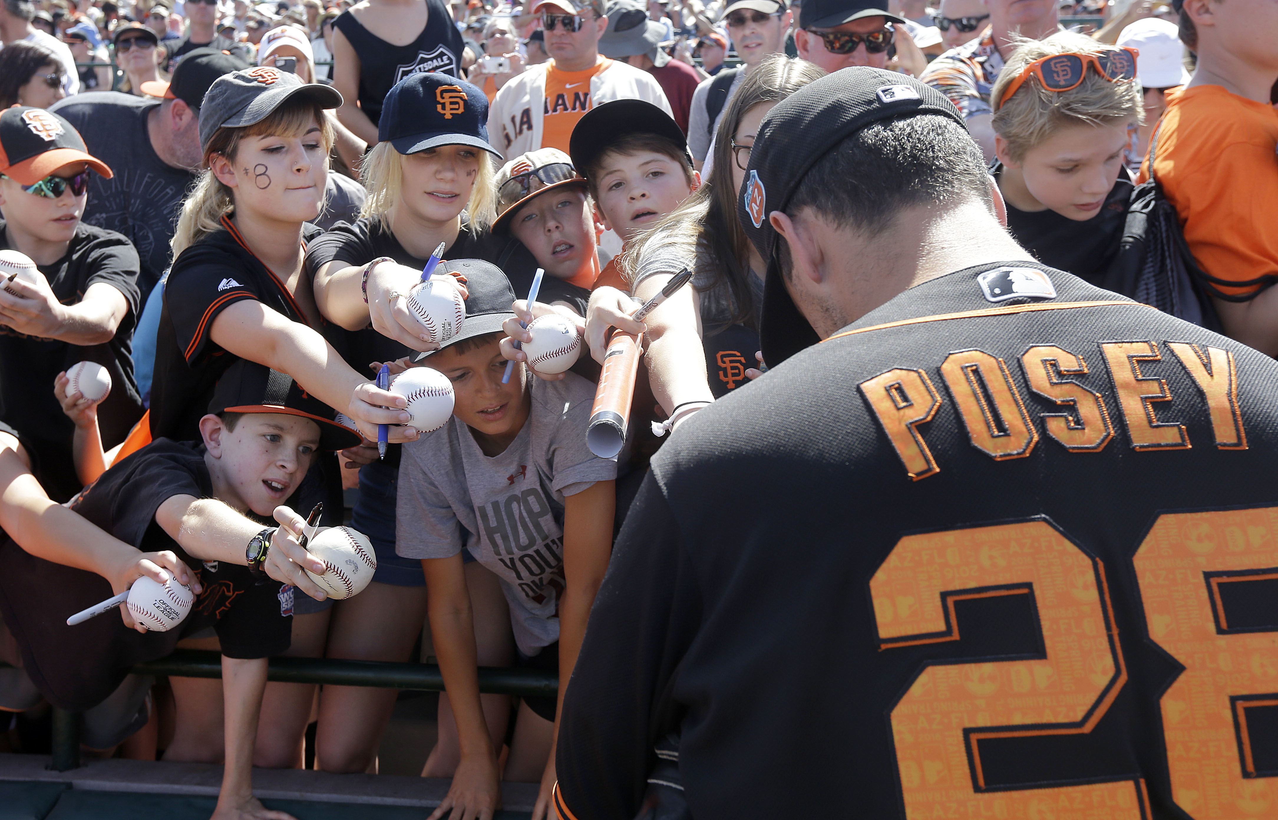 Giants C Buster Posey scratched with hip tightness