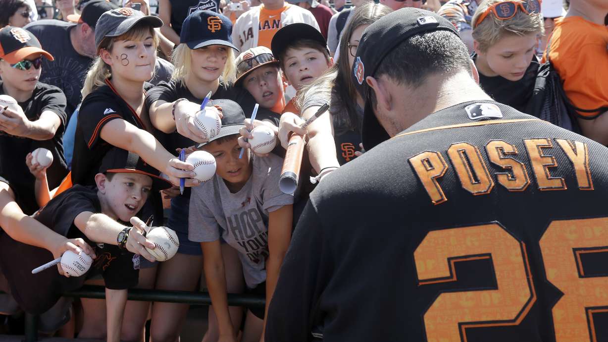 Giants C Buster Posey scratched with hip tightness