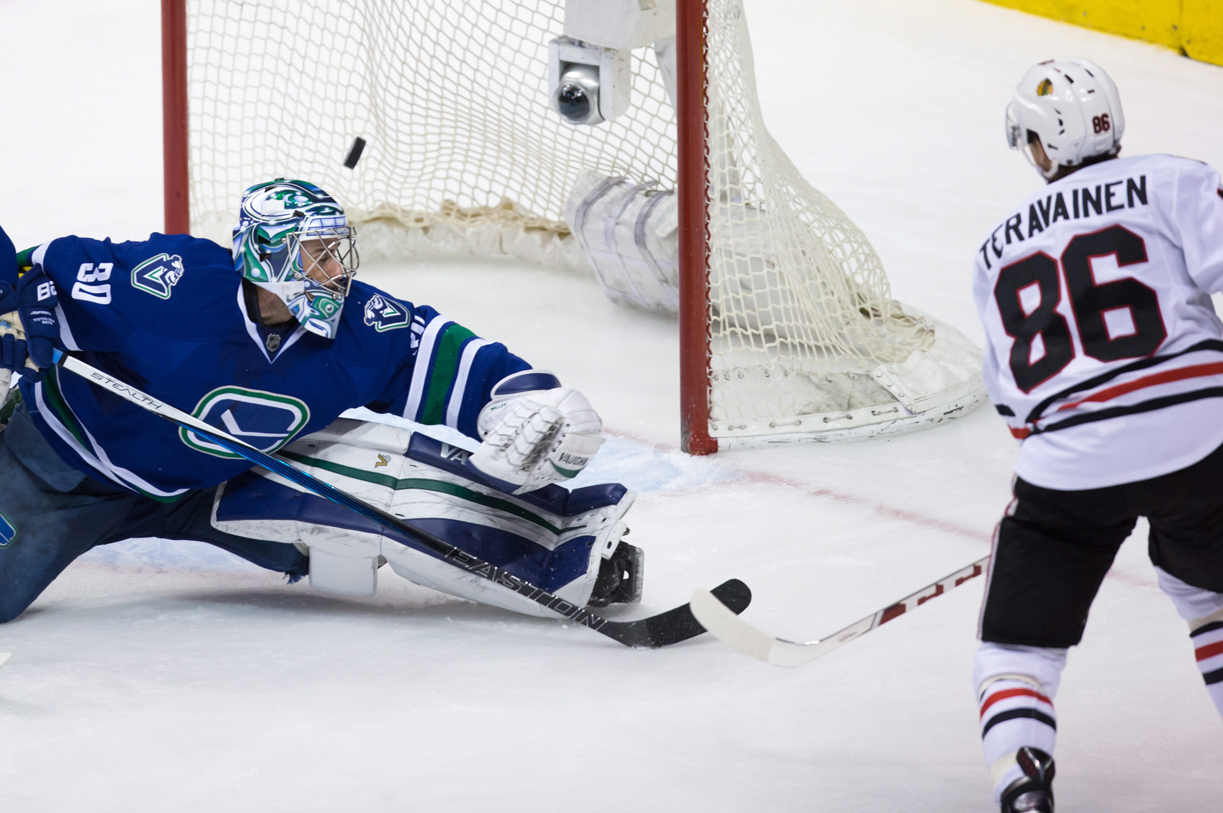 Blackhawks beat skidding Canucks 3-2 to clinch playoff spot