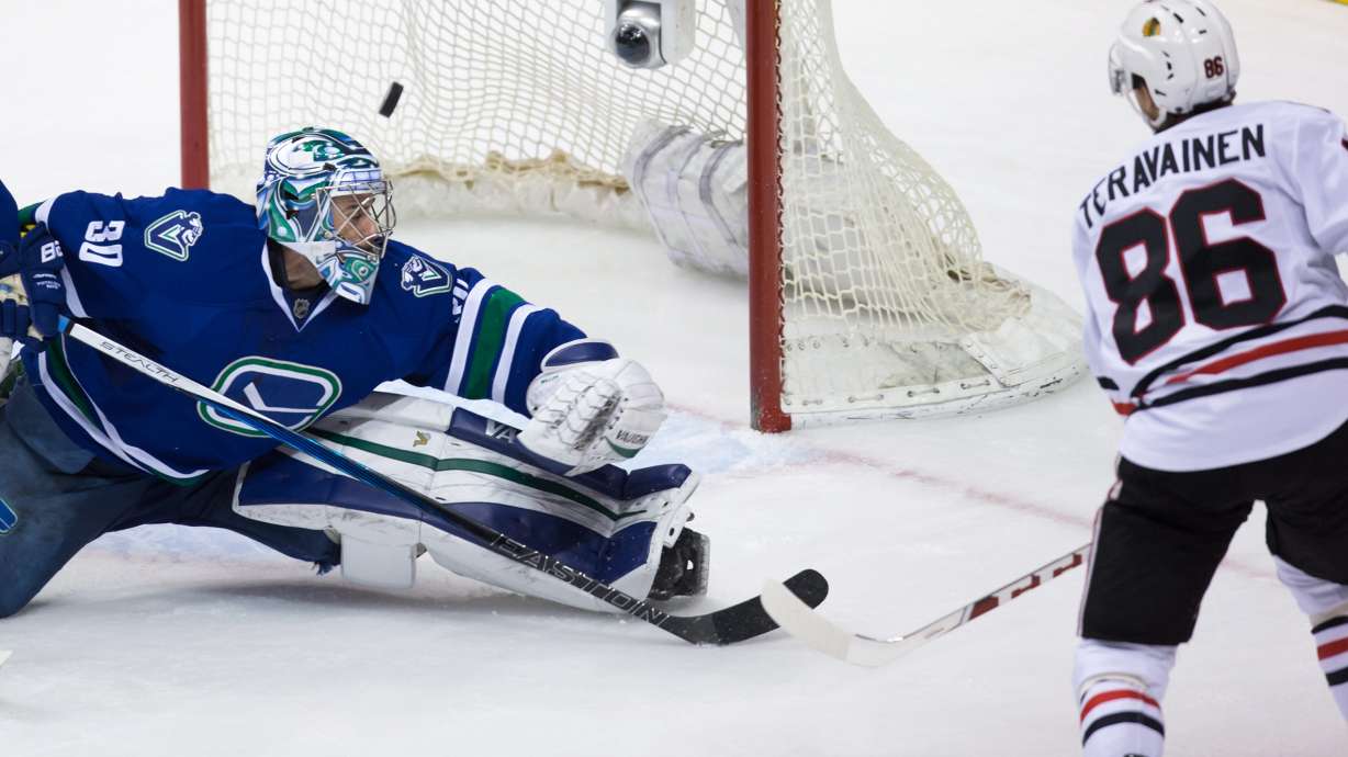 Blackhawks beat skidding Canucks 3-2 to clinch playoff spot