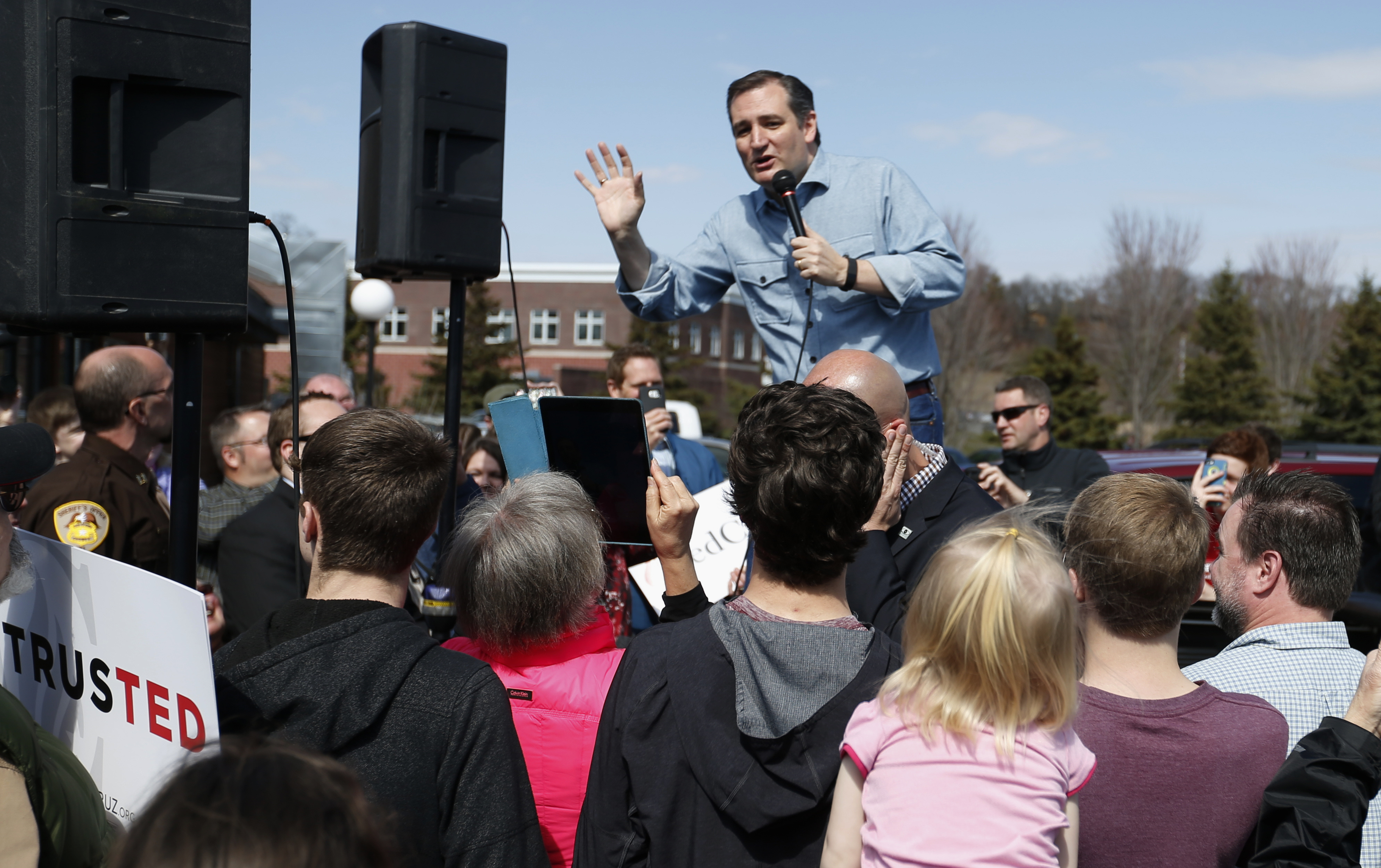 Ted Cruz calls on Donald Trump to debate him in Wisconsin