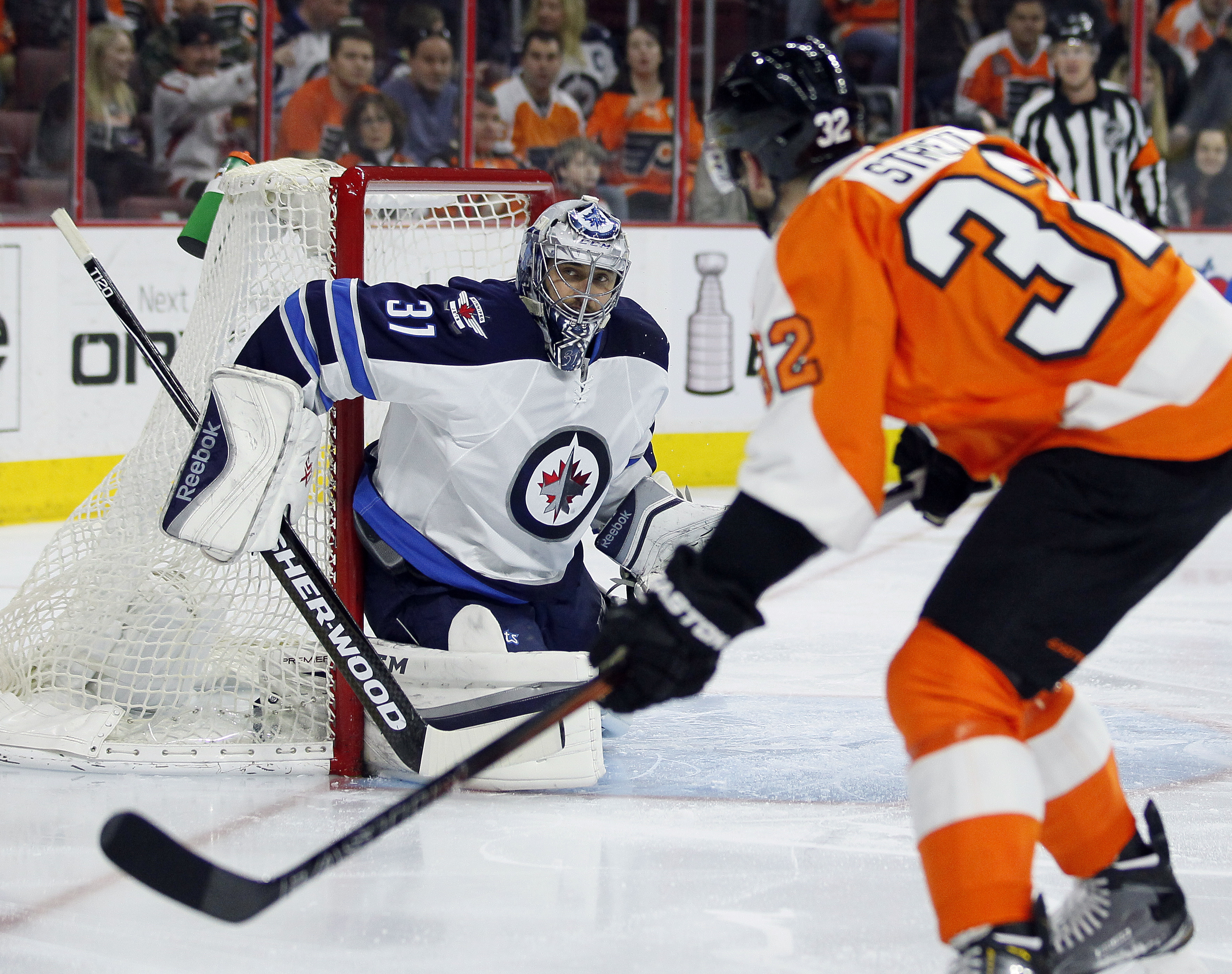Giroux's overtime goal lifts Flyers over Jets 3-2