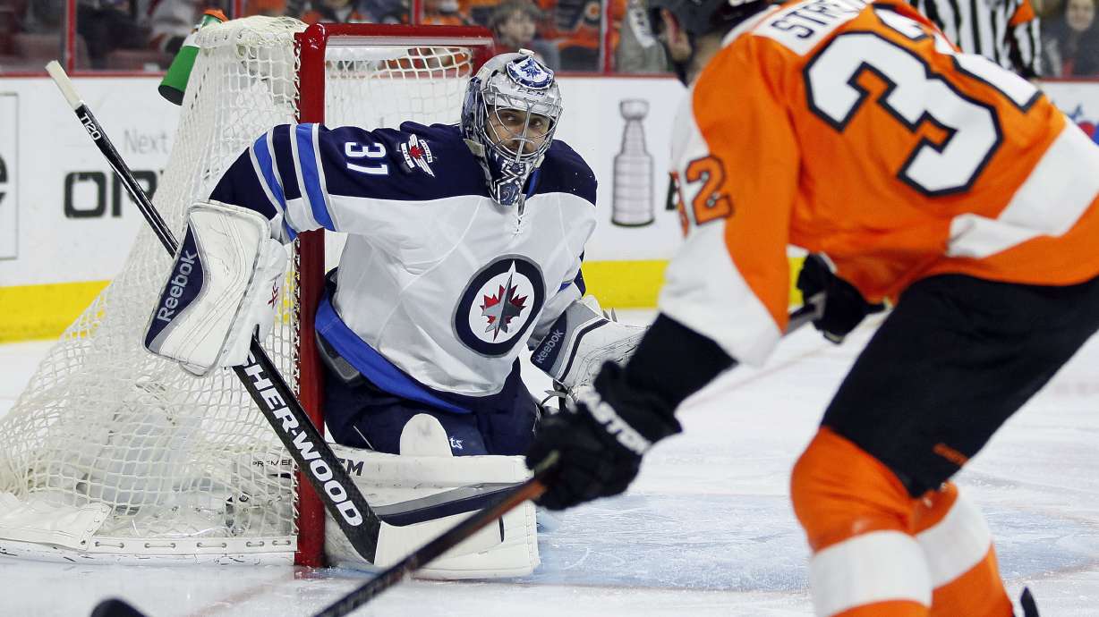 Giroux's overtime goal lifts Flyers over Jets 3-2