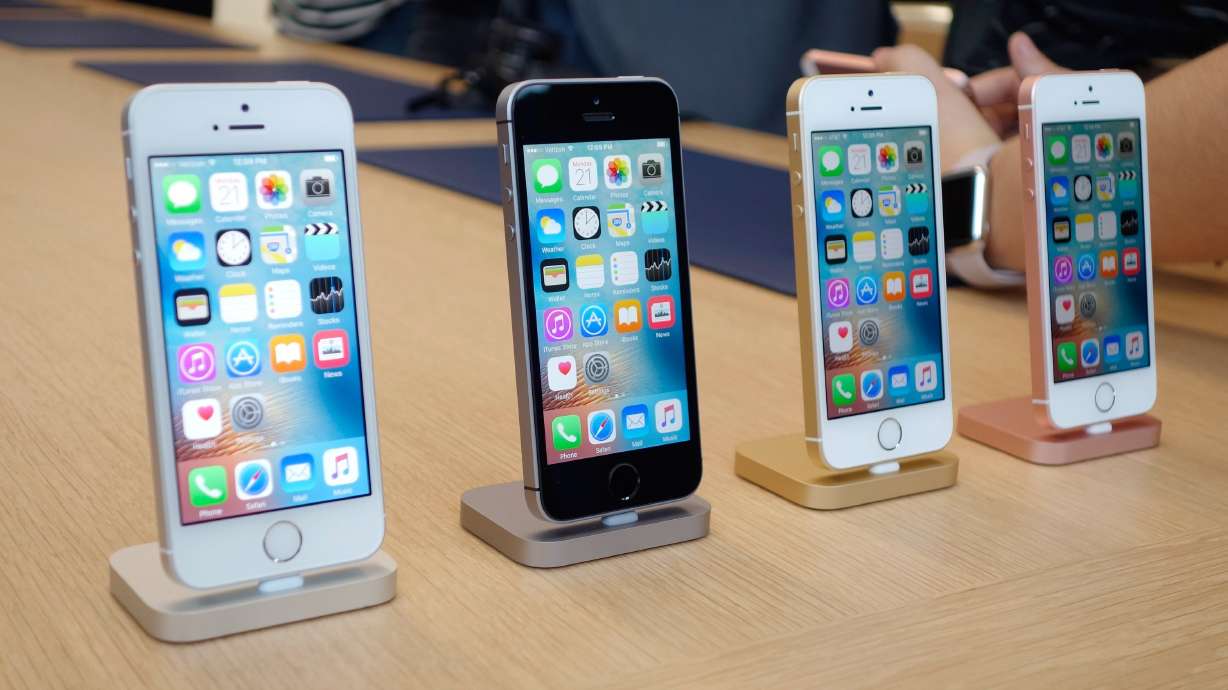 Apple's iPhone sales sink for the first time ever last quarter