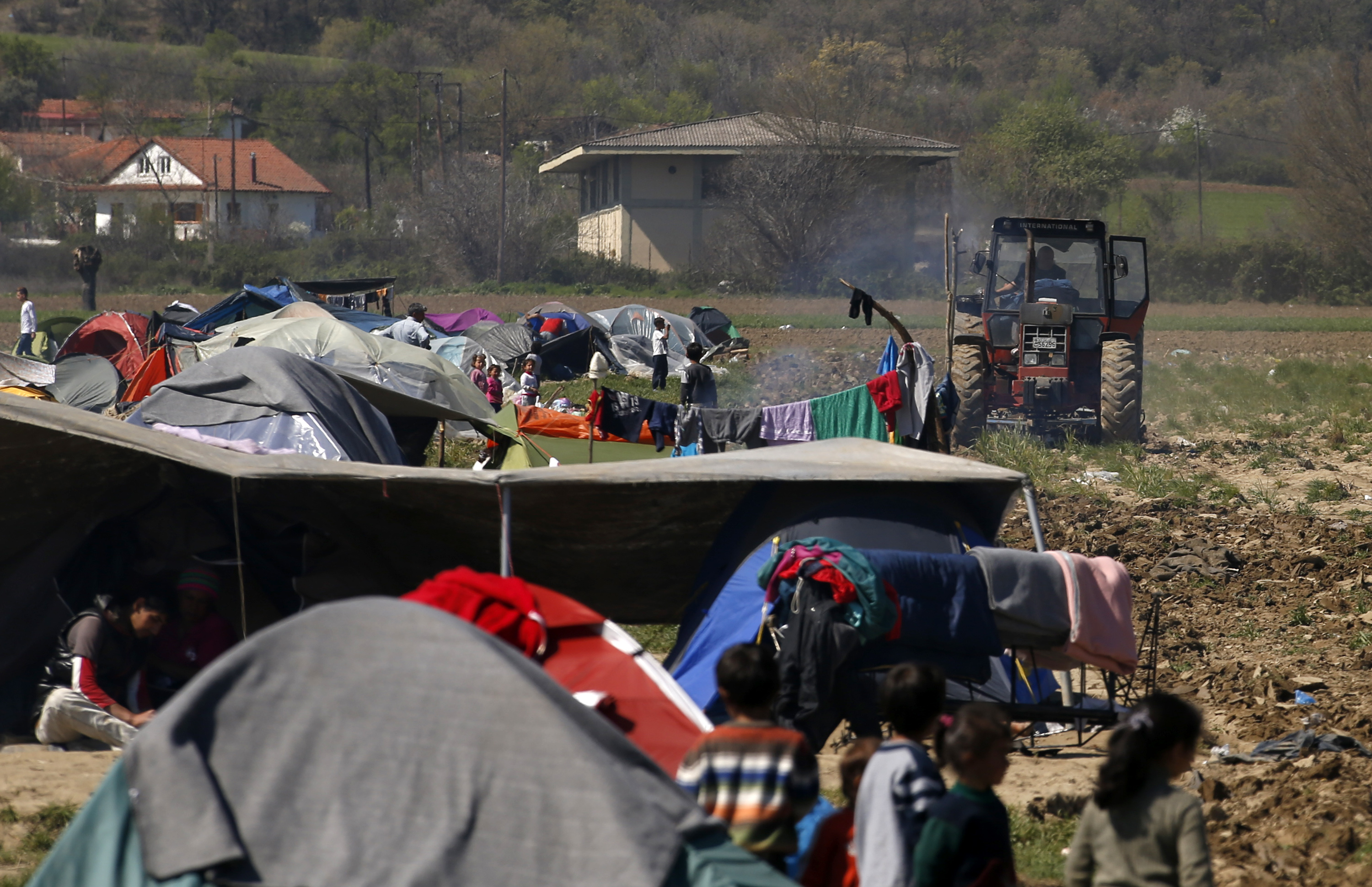 Greece: 5 hurt in violence at migrant detention camp
