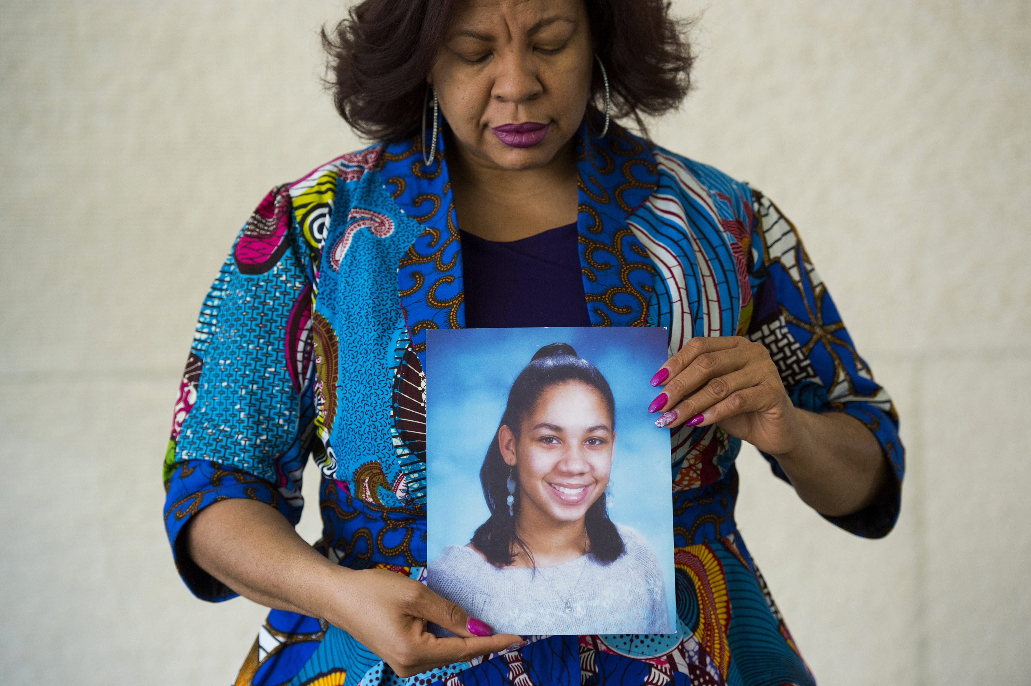 Armed with photo of slain daughter, mom pushes for change