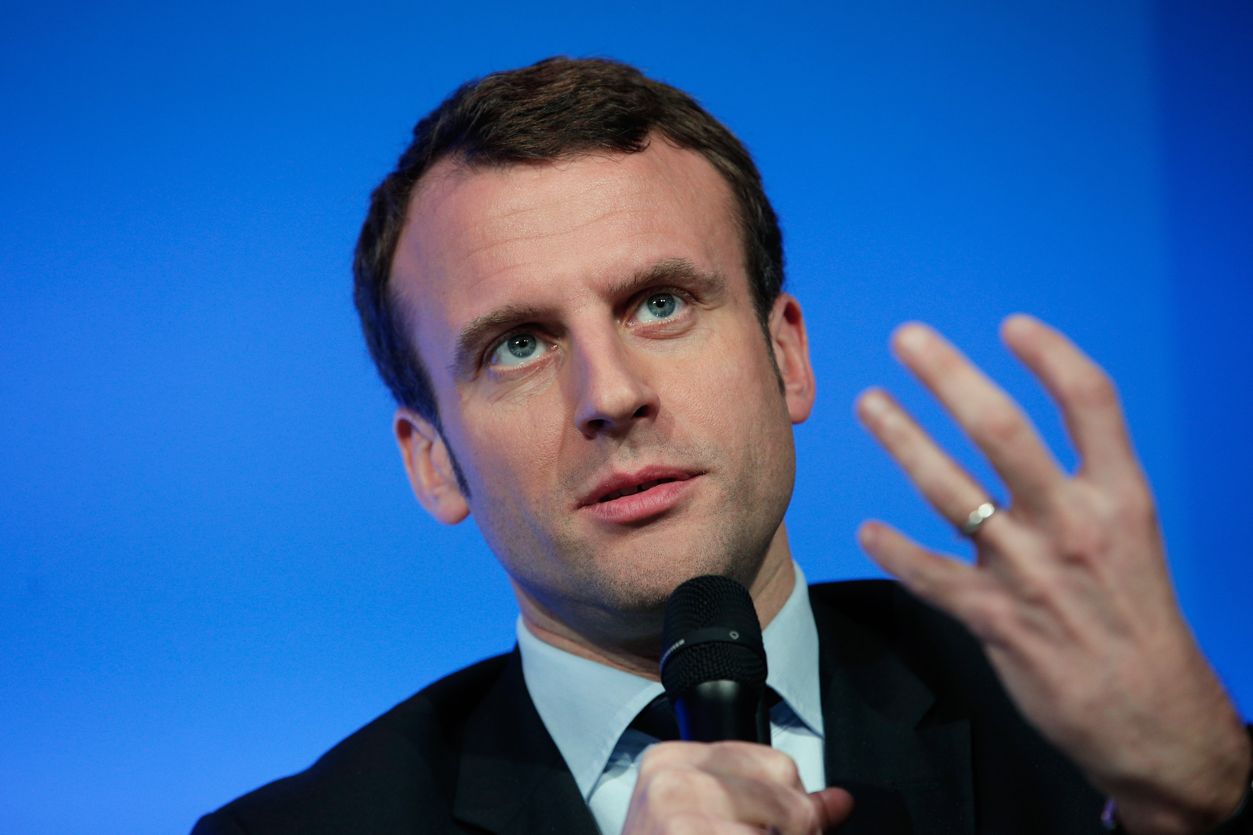 France' s economy minister launches new political movement
