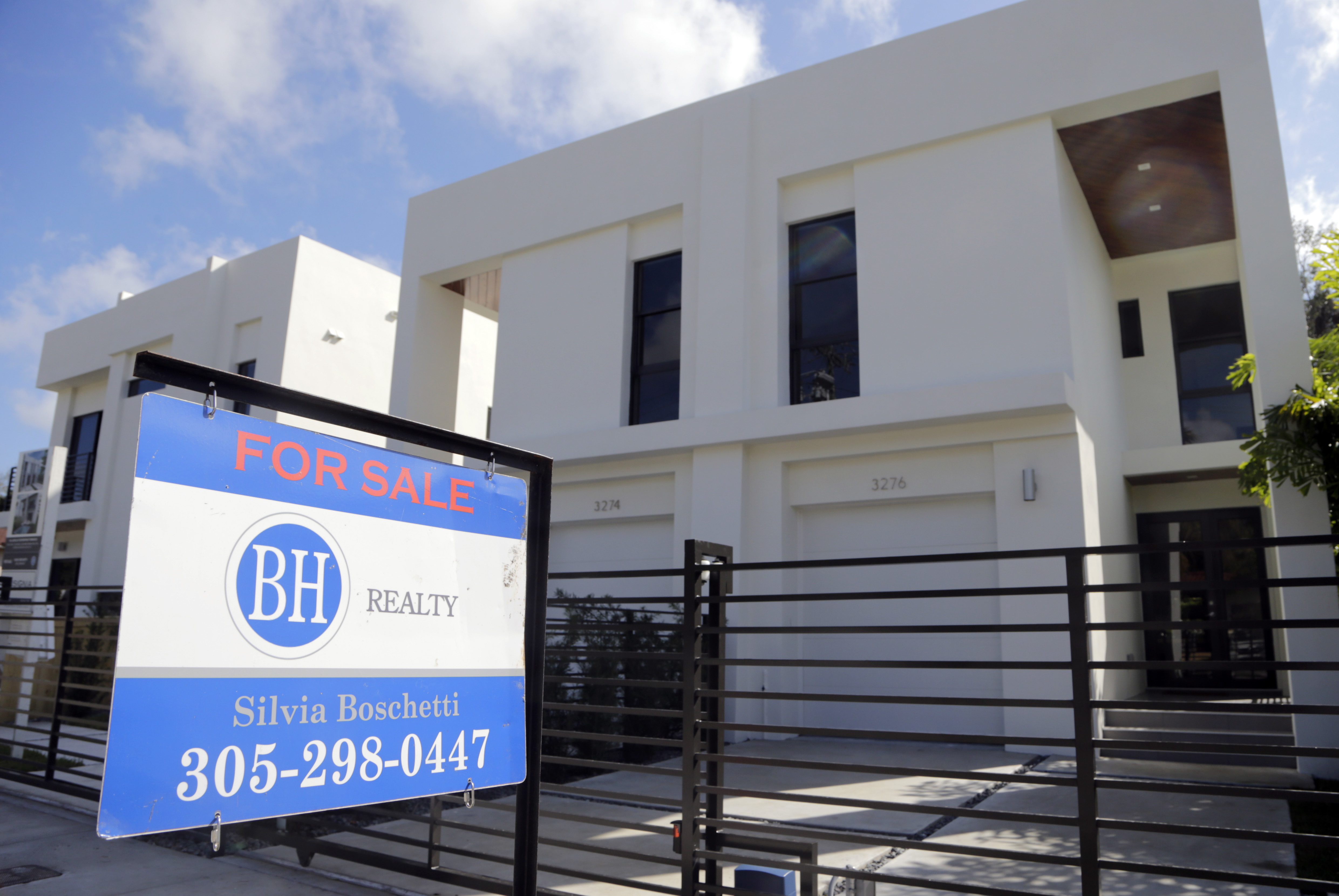 Average US rate on 30-year mortgage falls to 3.59 percent