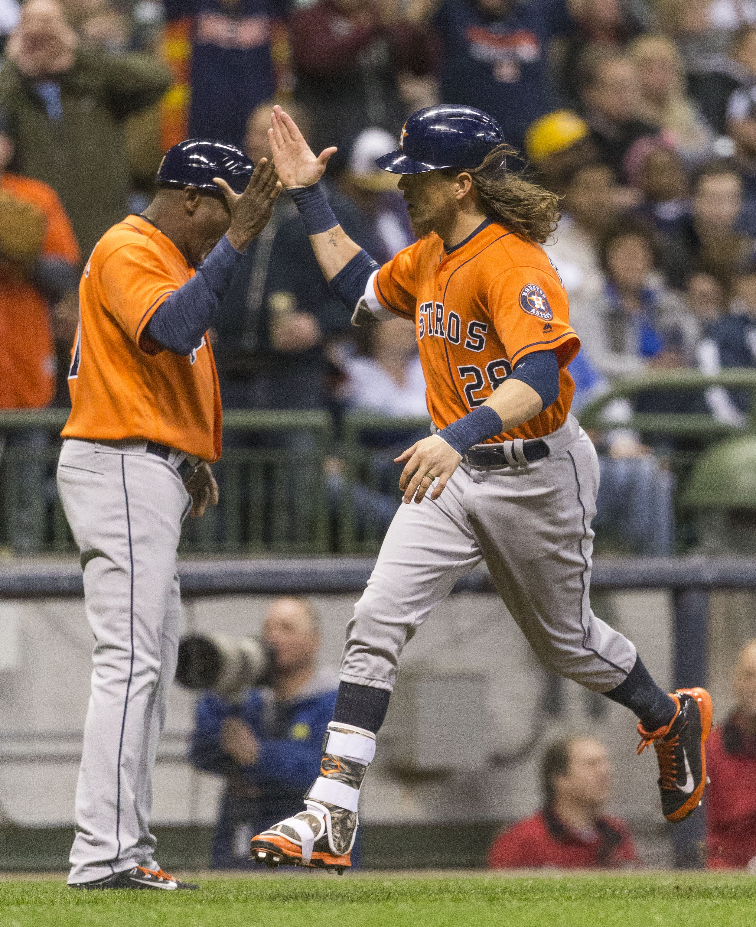 Rasmus hits 2 HRs, Fister wins as Astros beat Brewers