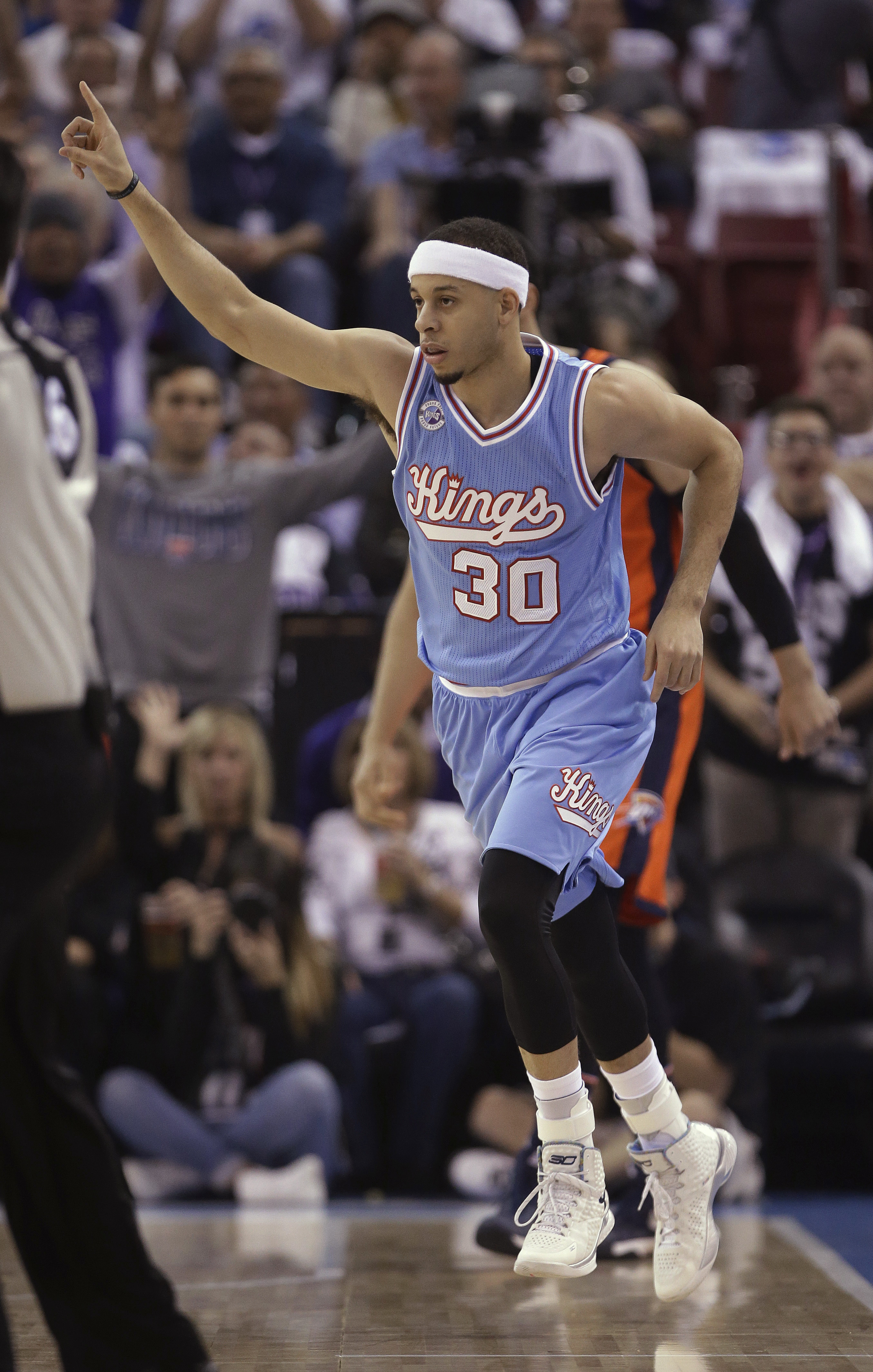 Gay's free throws lift Kings over Thunder in arena finale