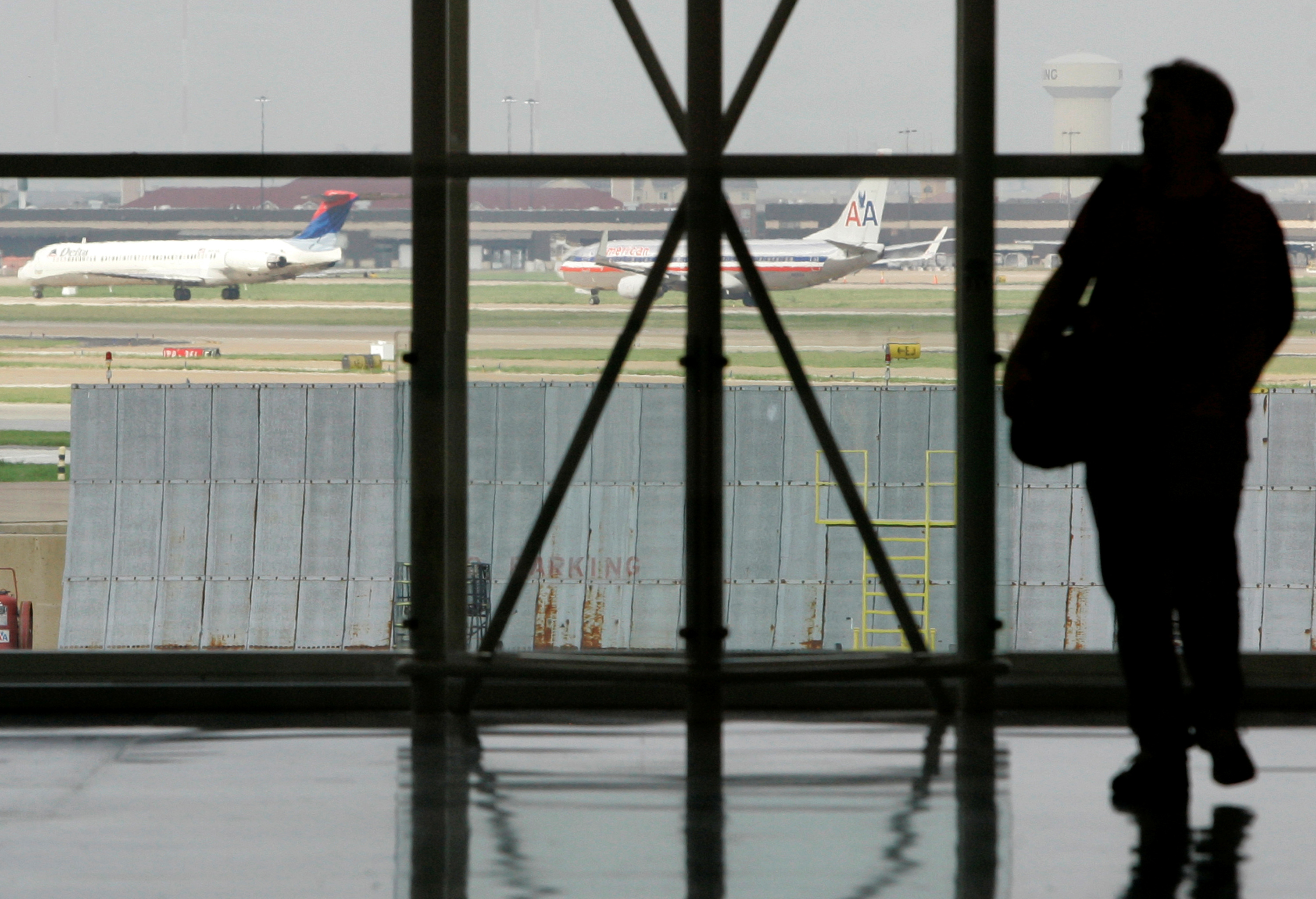Airlines boost on-time performance, cancel fewer flights