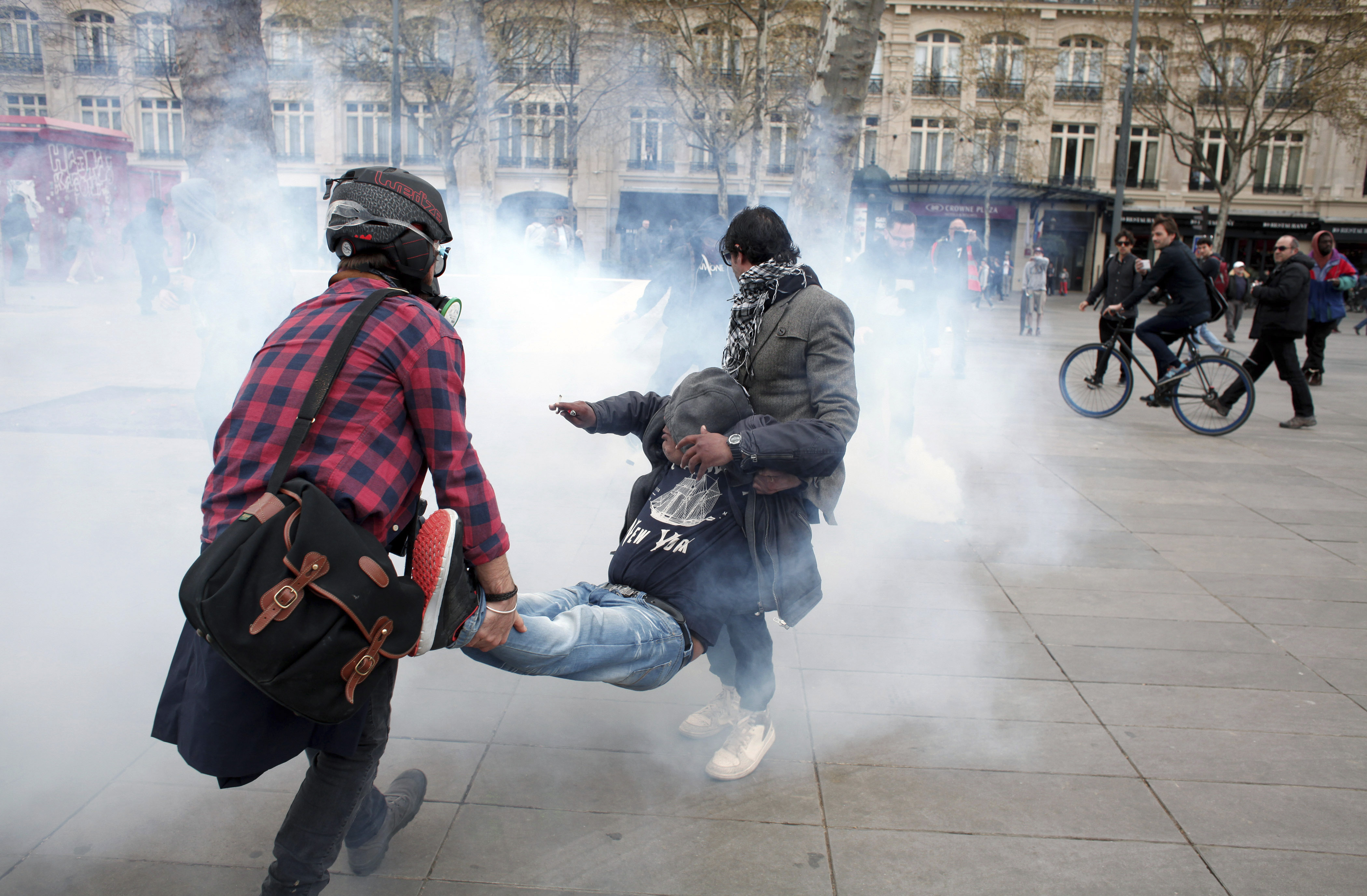 French protesters rampage after Hollande sticks to labor law