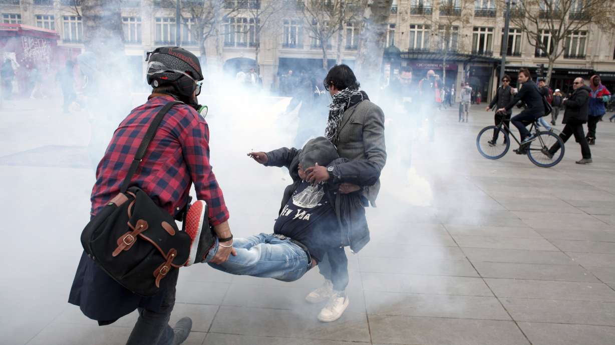 French protesters rampage after Hollande sticks to labor law