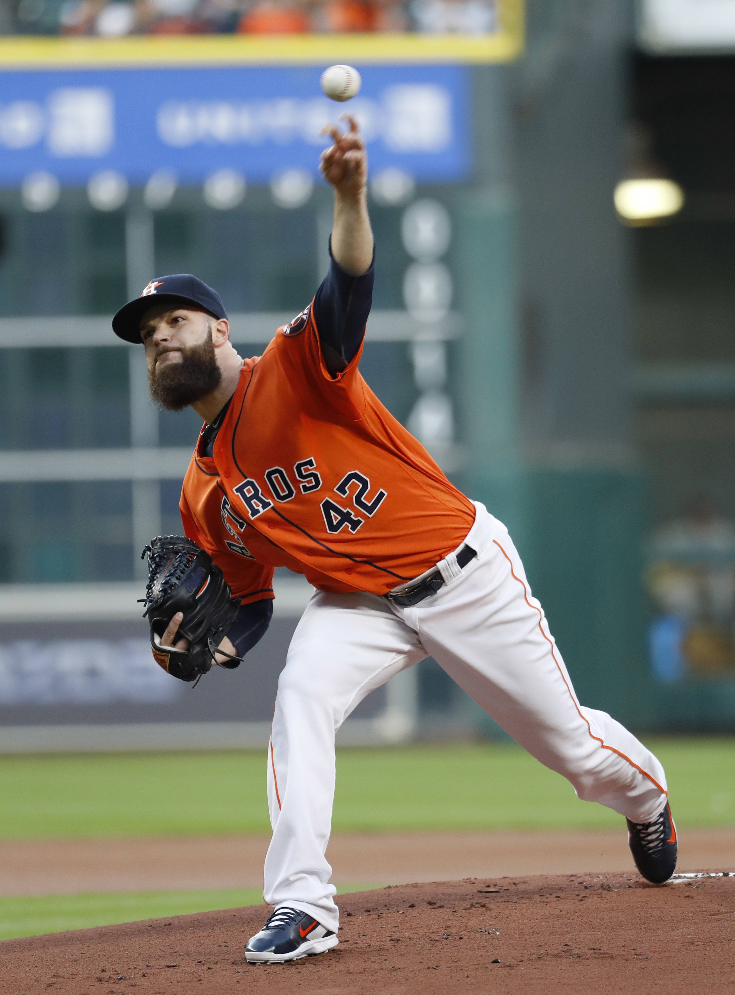 Keuchel throws 8 scoreless innings as Astros beat Tigers 1-0