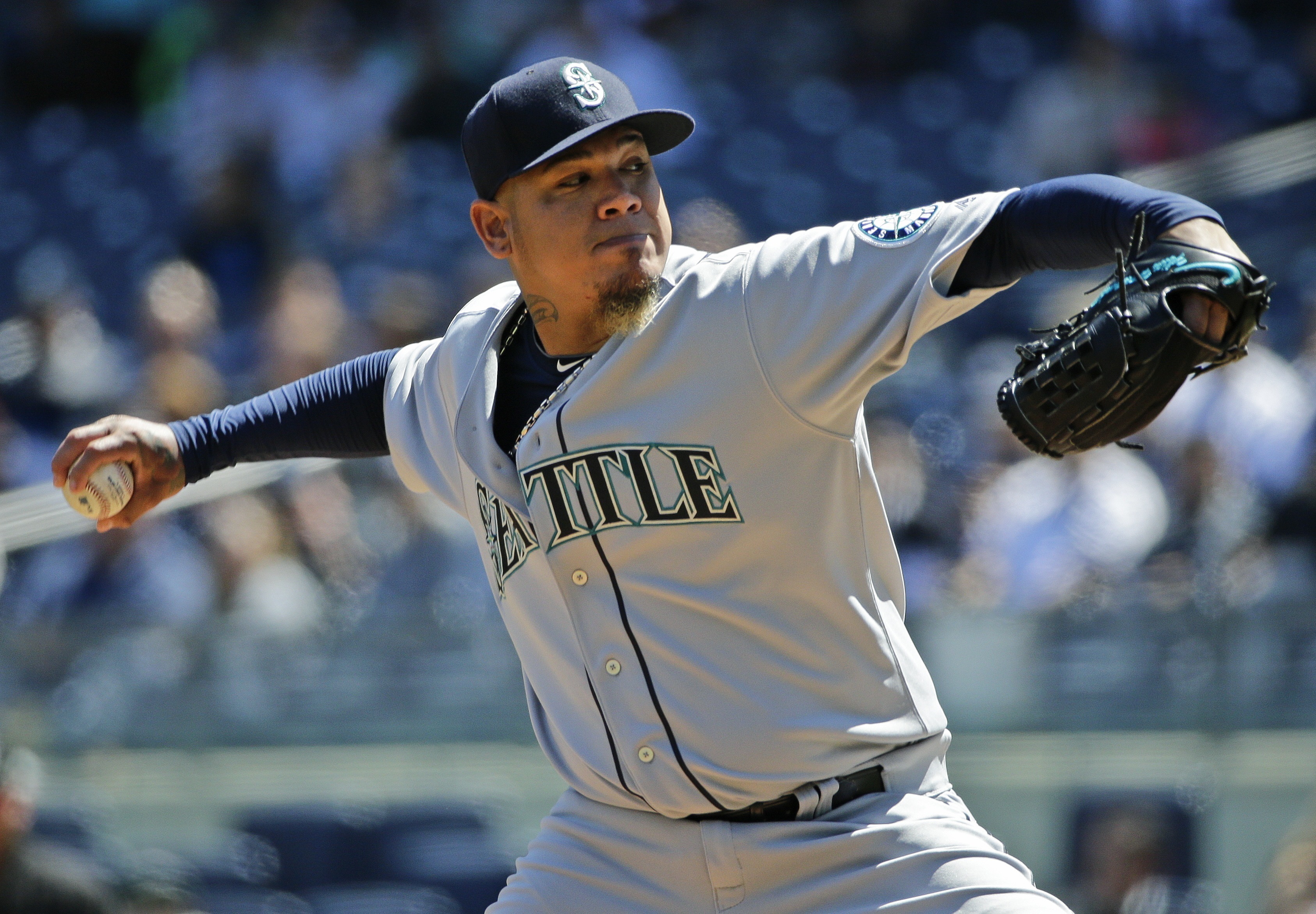 Hernandez hangs in, Mariners beat slumping Yankees 3-2