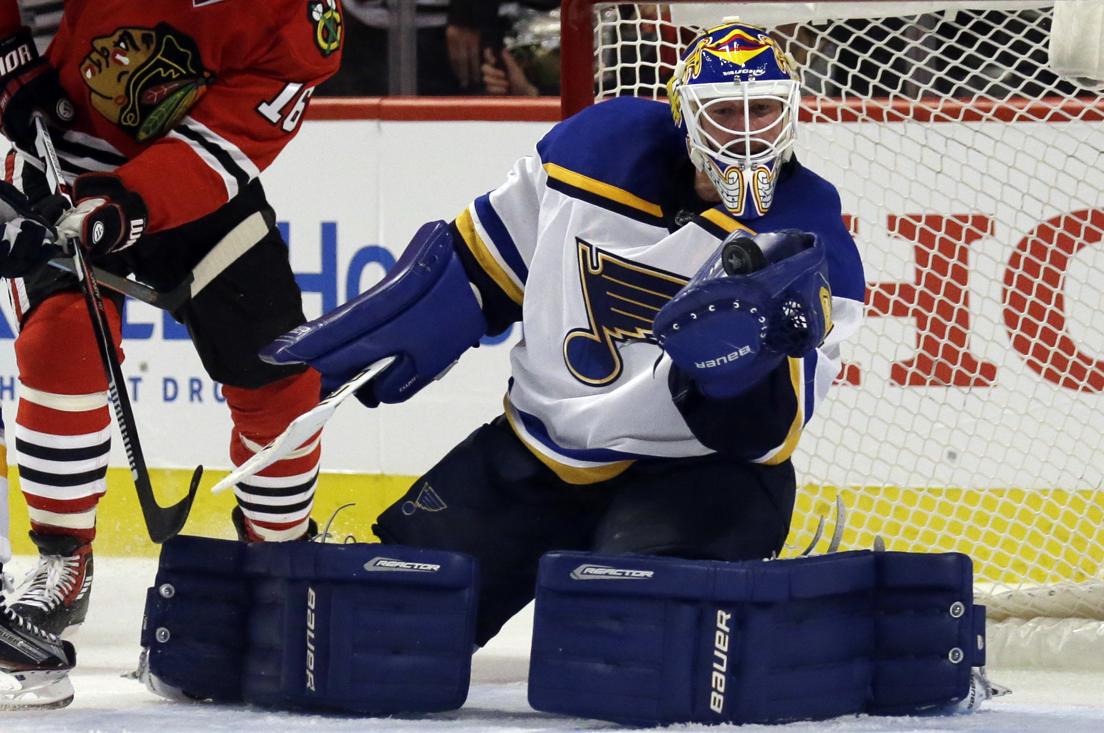 Blues rally for 3-2 win over Blackhawks in Game 3