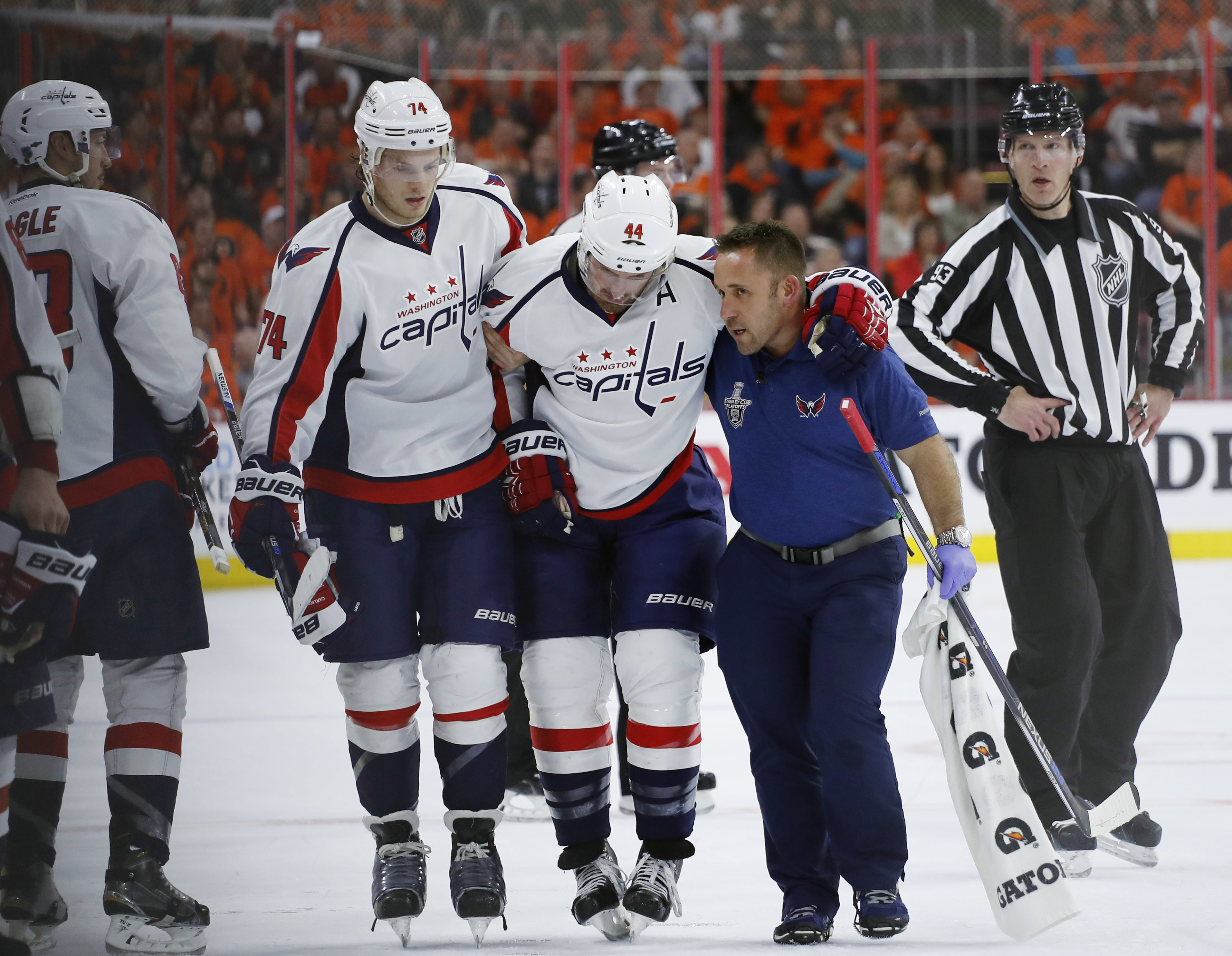 Capitals rout Flyers; fans get penalty for wristband tossing