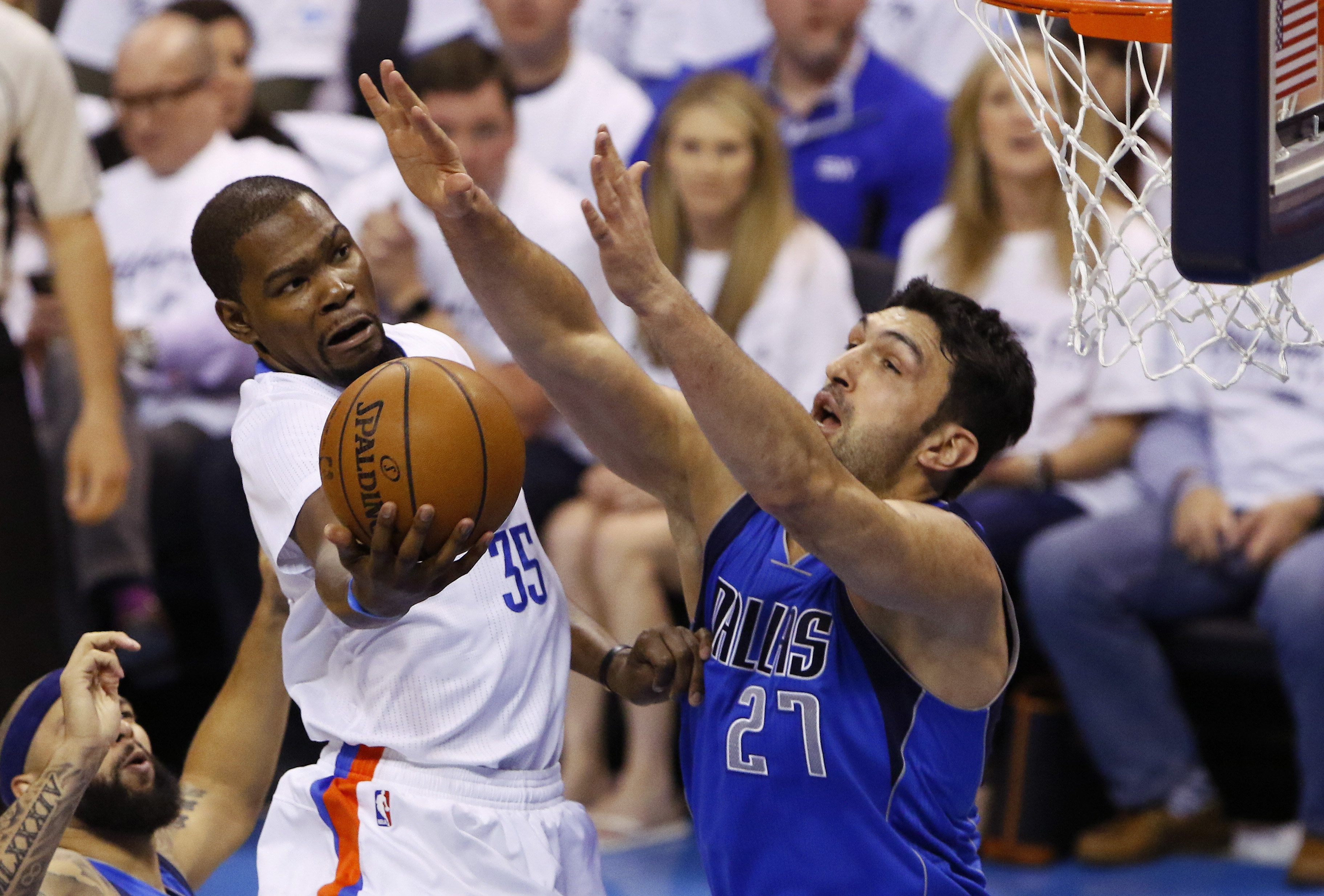 Dallas beats Oklahoma City 85-84, ties series 1-1