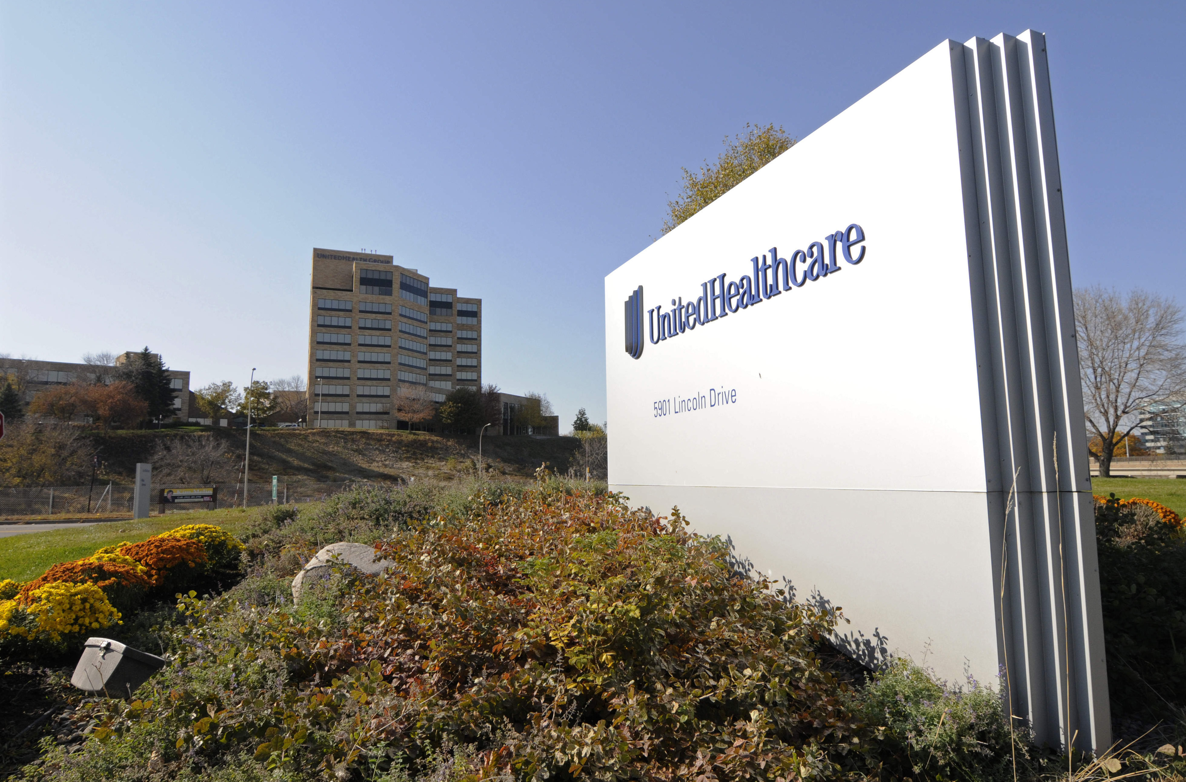 UnitedHealth ups 2016 outlook after surprisingly strong 1Q