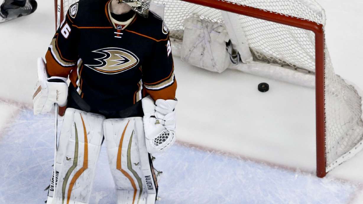 Ducks switch goalies to Andersen for Game 3 vs. Predators