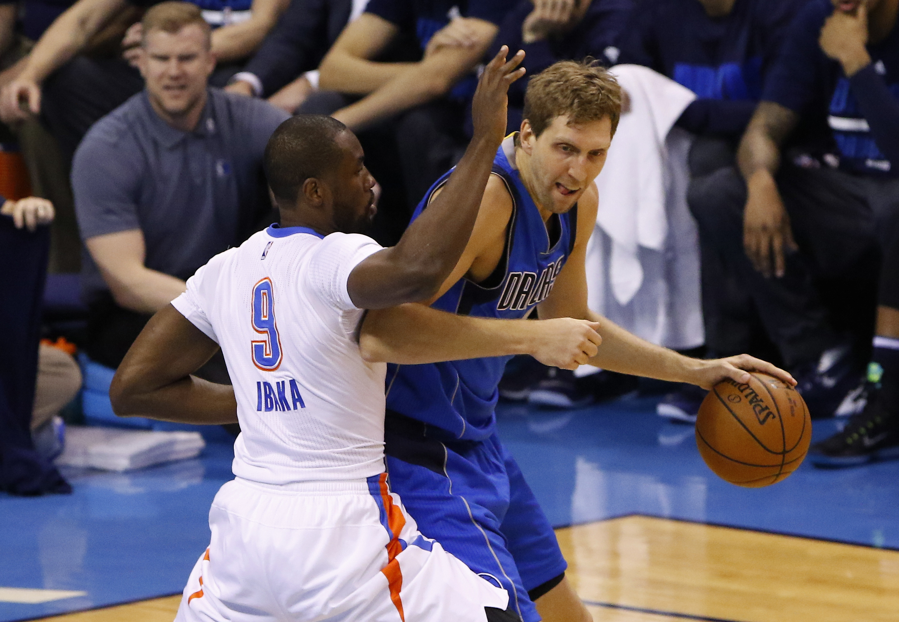 Nowitzki joins Mavs' long injury list with right knee bruise