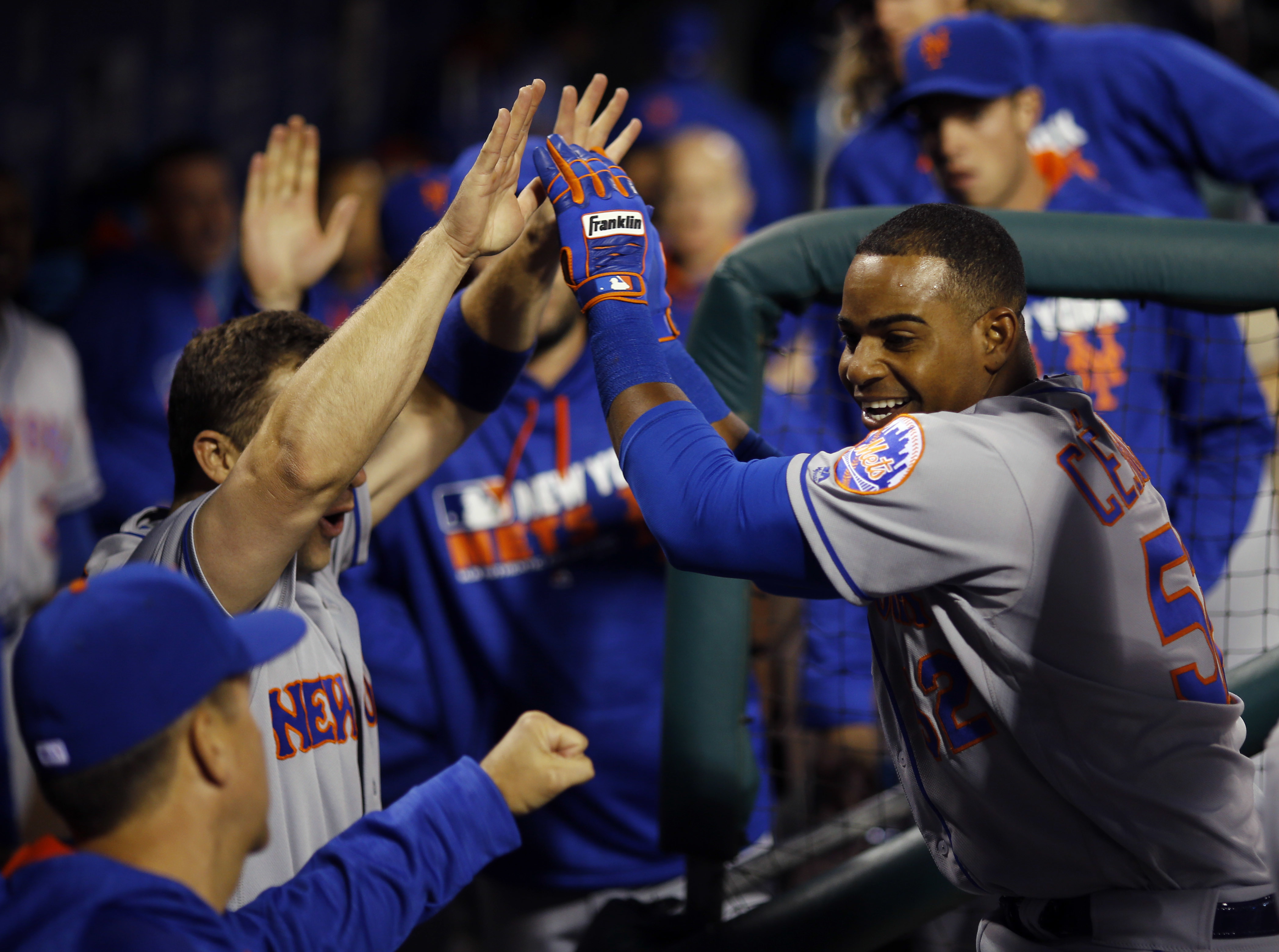 Walker hits 2 of Mets' 6 homers in 11-1 win over Phillies