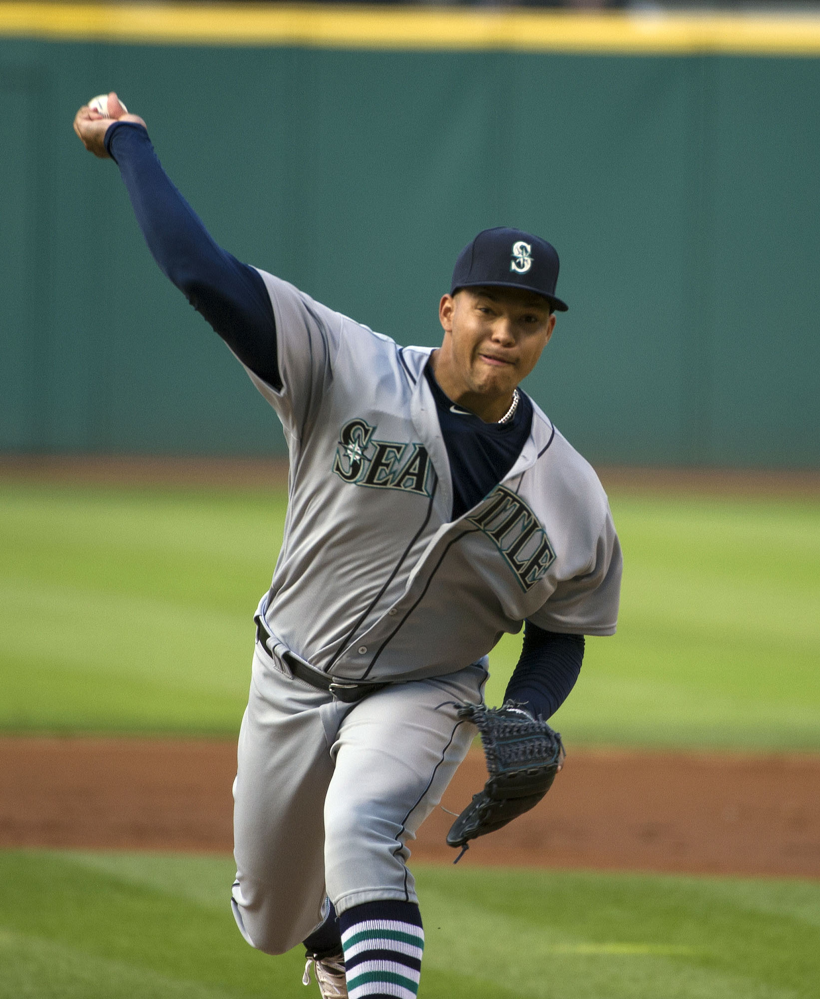 Walker pitches Mariners past Indians for 2-1 victory