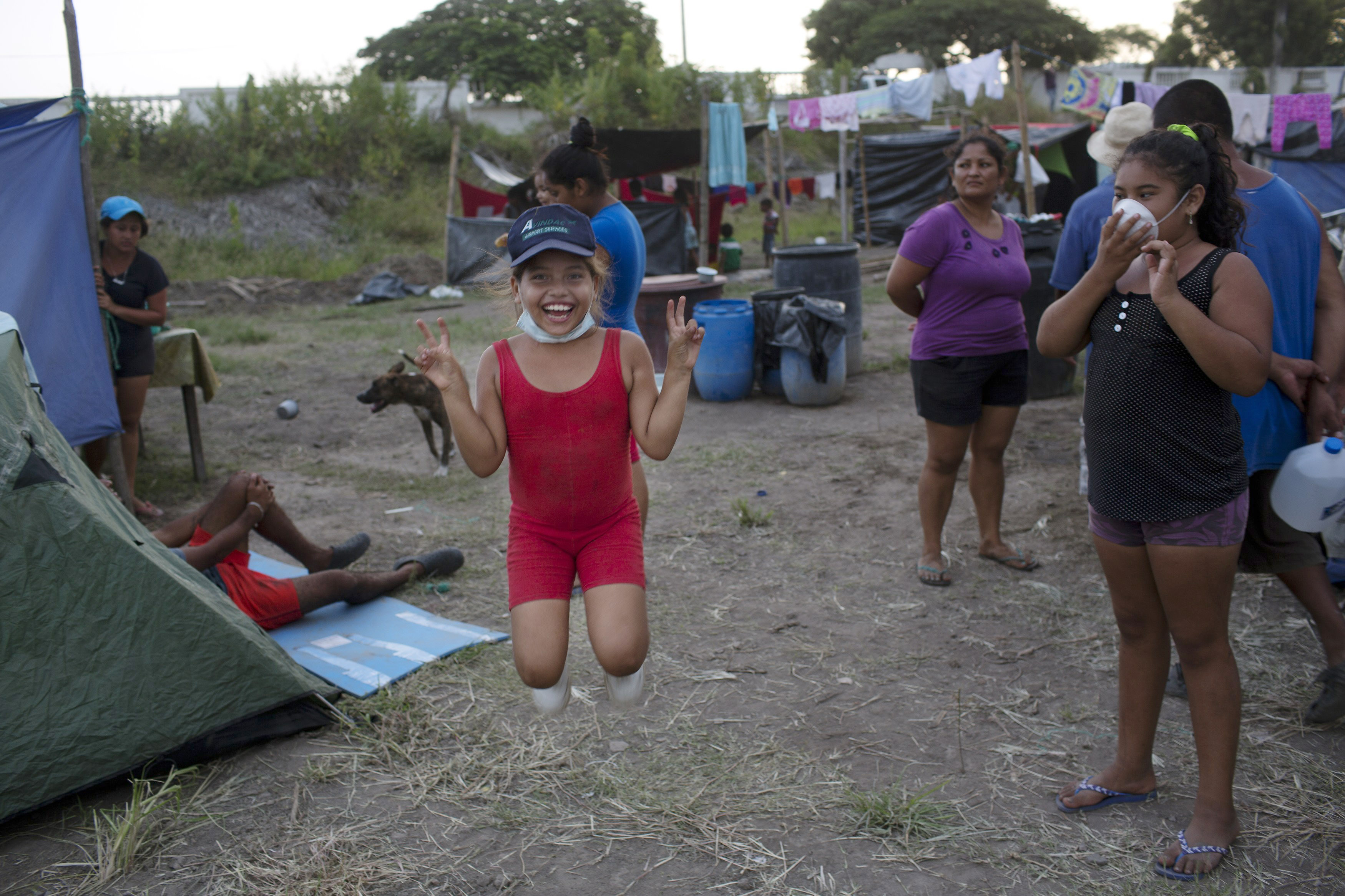 Ecuadoreans wait for food, water in towns leveled by quake