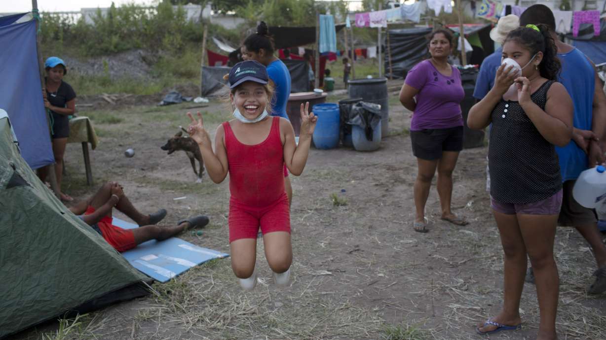 Ecuadoreans wait for food, water in towns leveled by quake