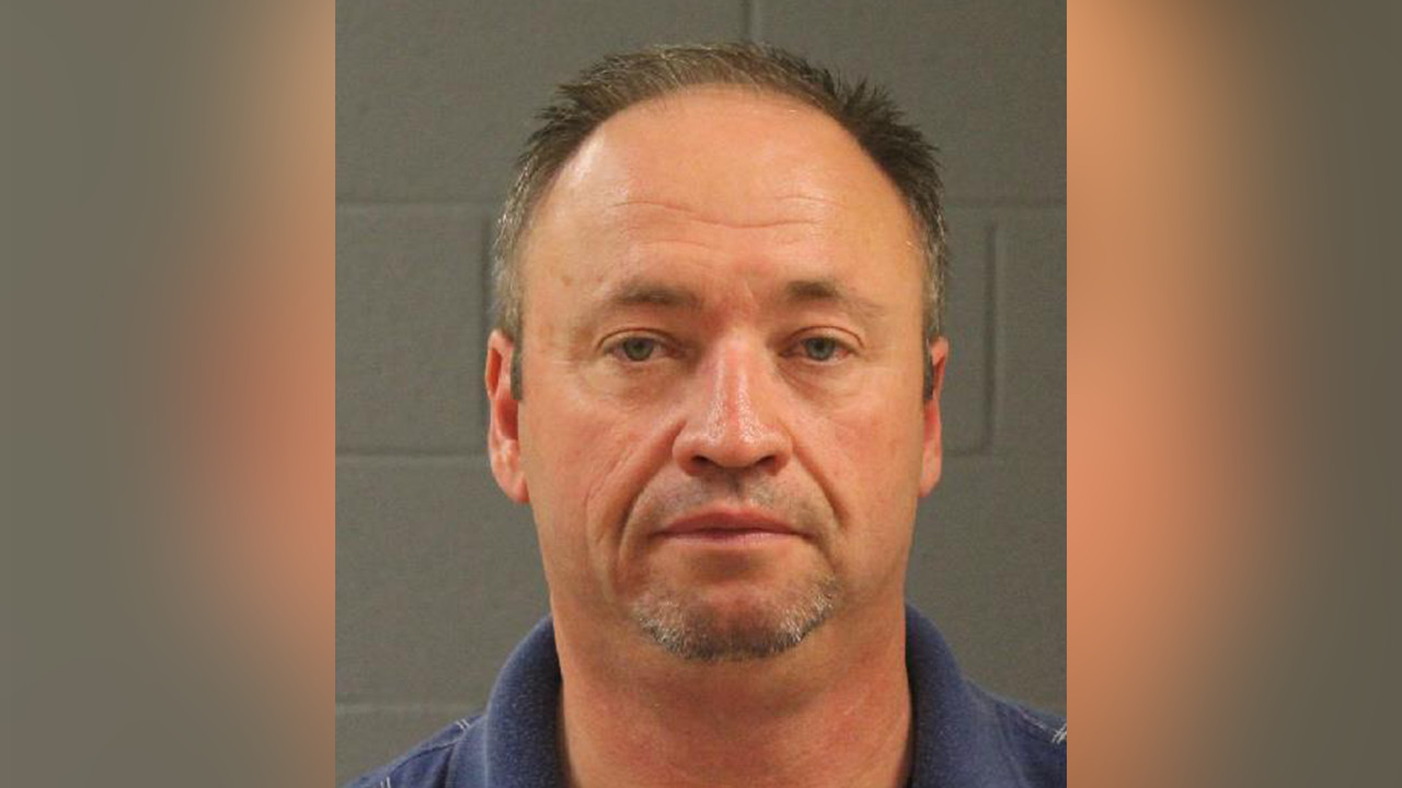 Charges: Fake cop pulled couple over at gunpoint