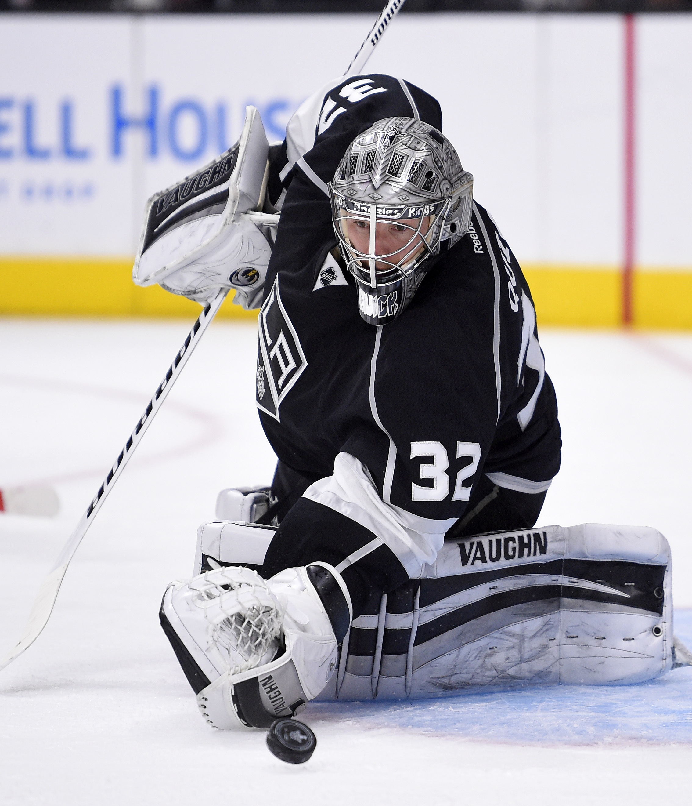 Sharks blow 3-goal lead, but rally to eliminate Kings 6-3