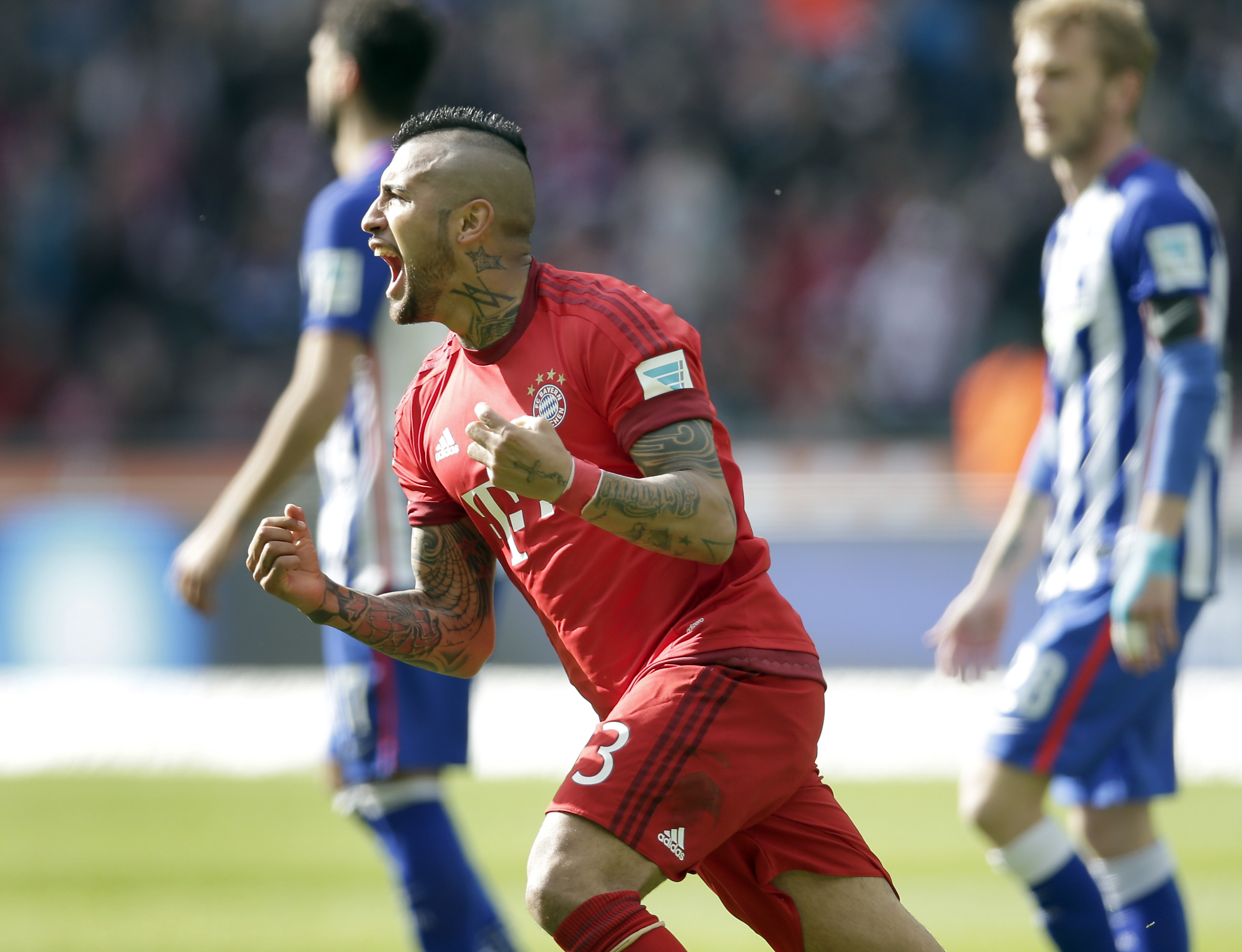 Bayern, Dortmund both win as Bundesliga race continues