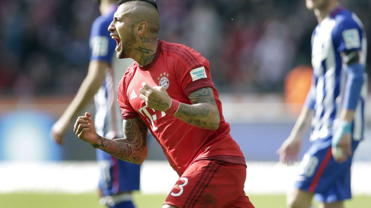 Bayern, Dortmund both win as Bundesliga race continues