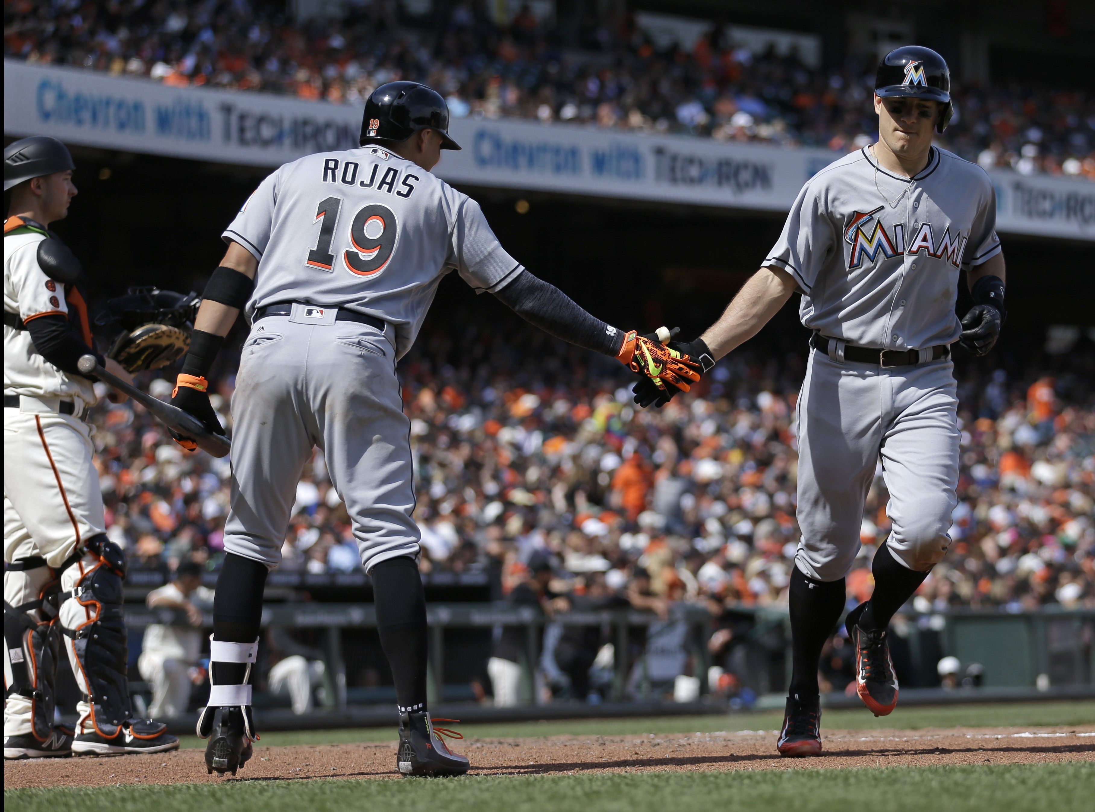 Marlins hold off Giants 5-4 to avoid 3-game sweep