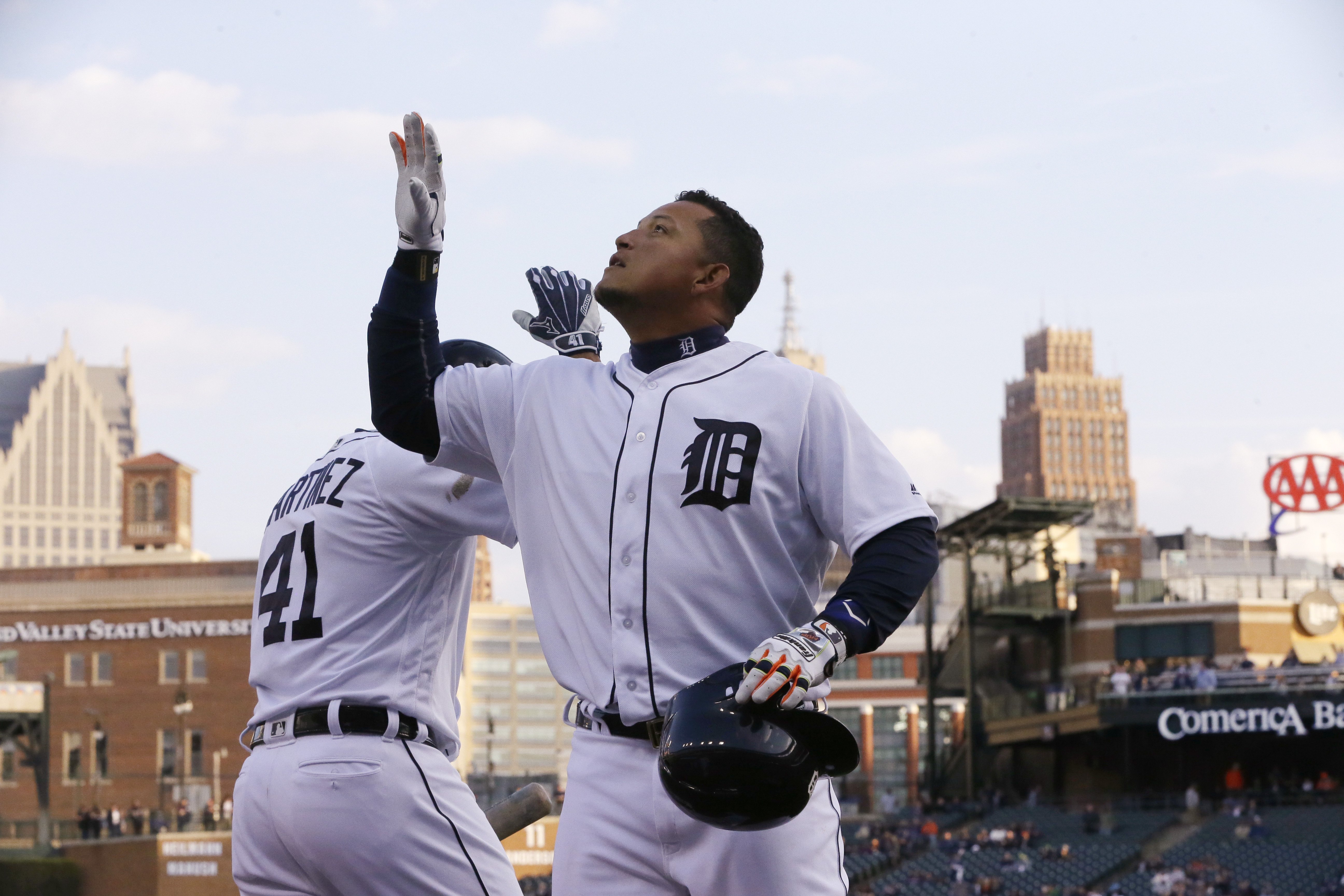 Collins' obscene gesture taints Tigers' 7-3 win over A's