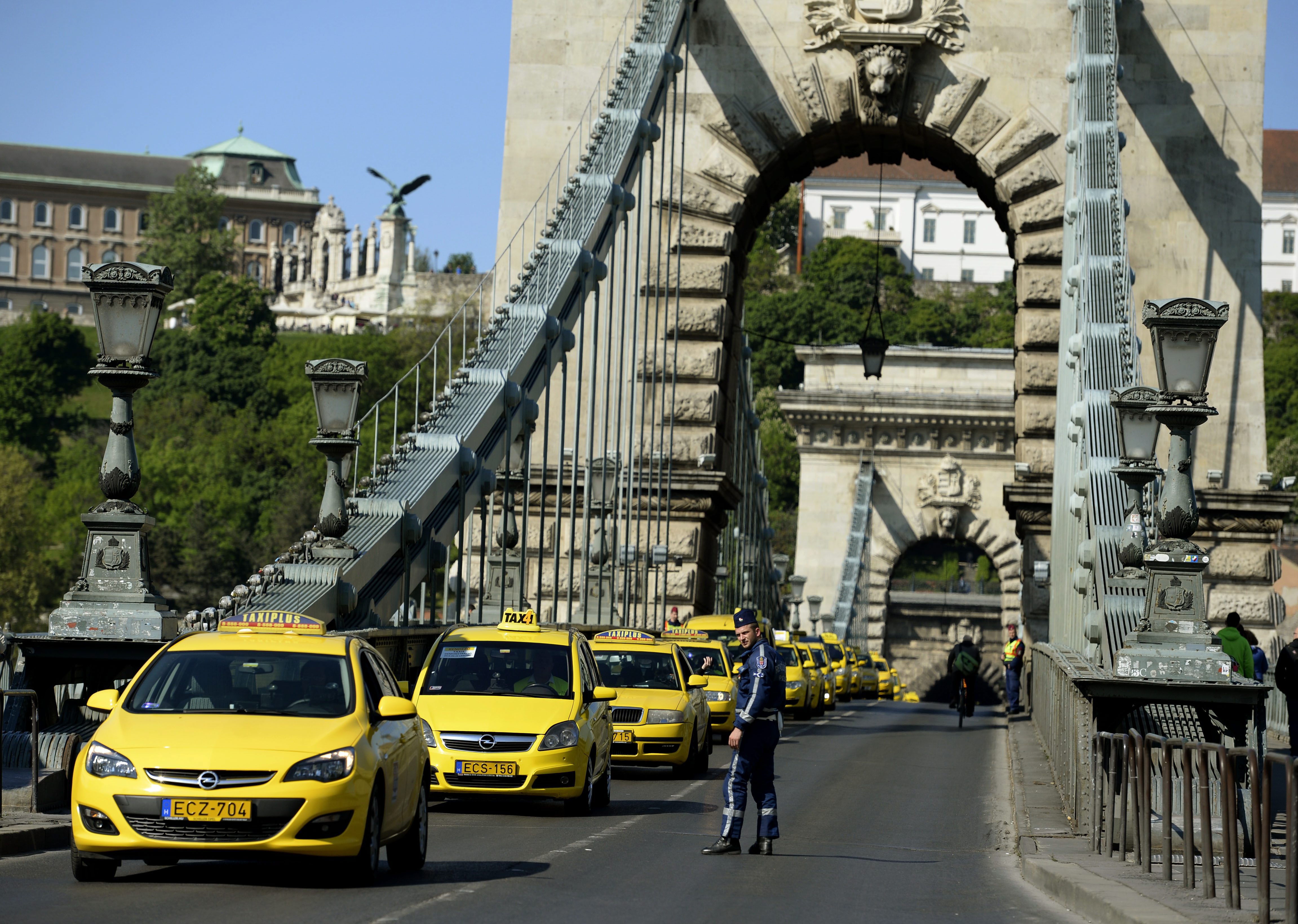 Hungary: Hundreds of taxis slow traffic in anti-Uber protest