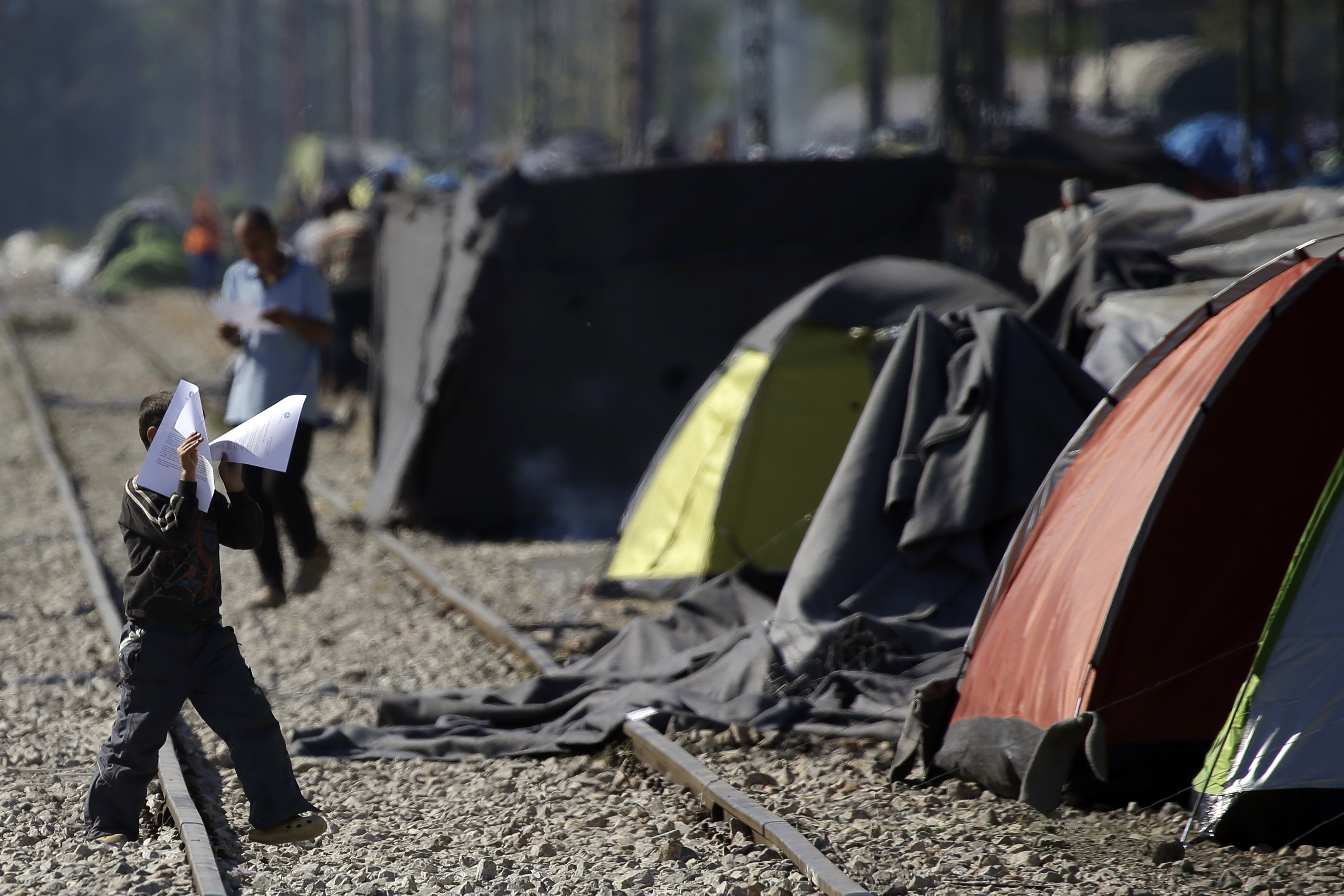 Greece returns 12 Syrians to Turkey; will build 4 more camps