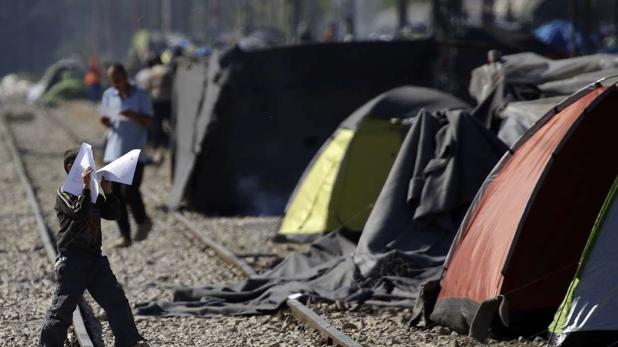 Greece returns 12 Syrians to Turkey; will build 4 more camps