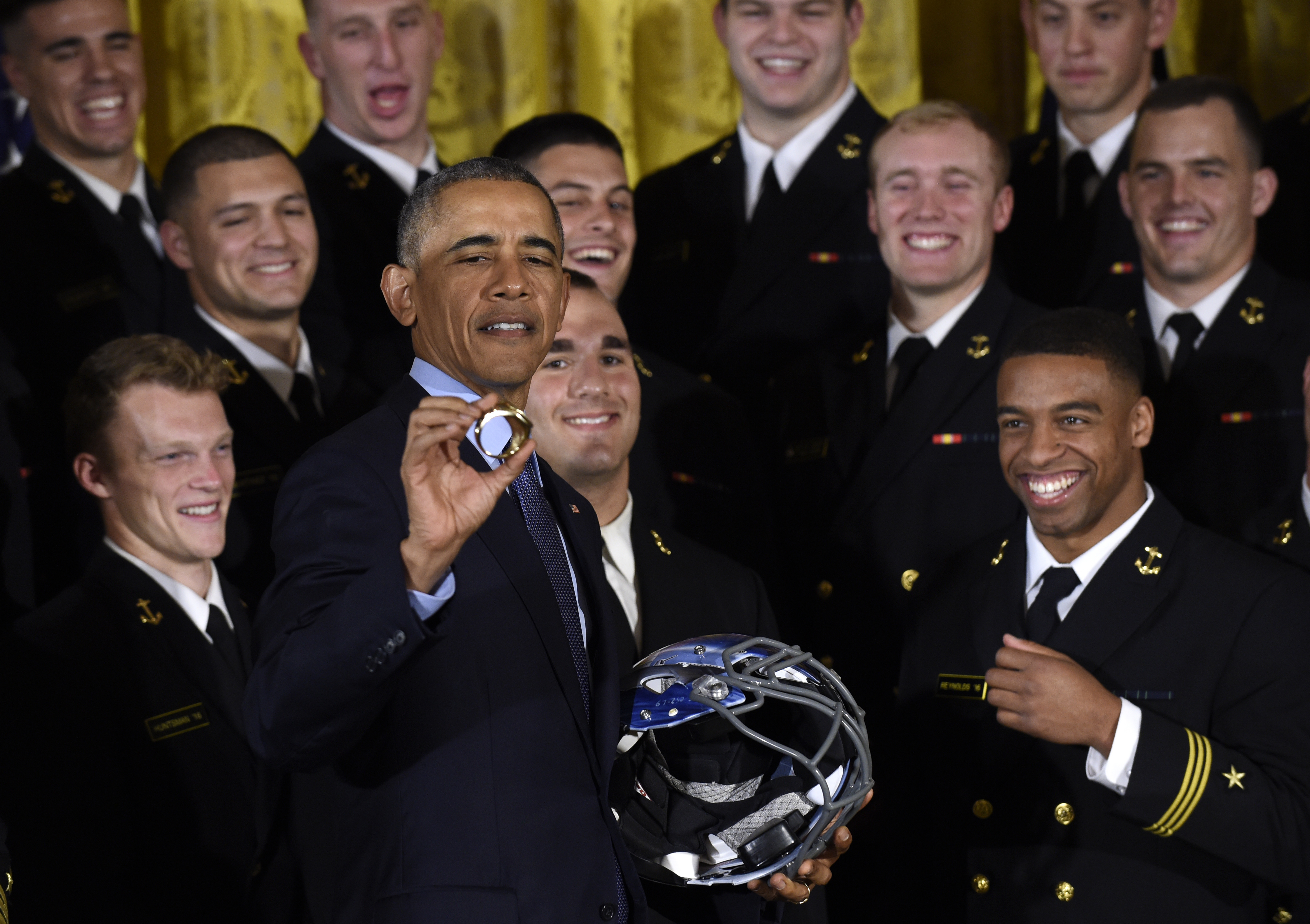 Obama honors Navy football team with trophy